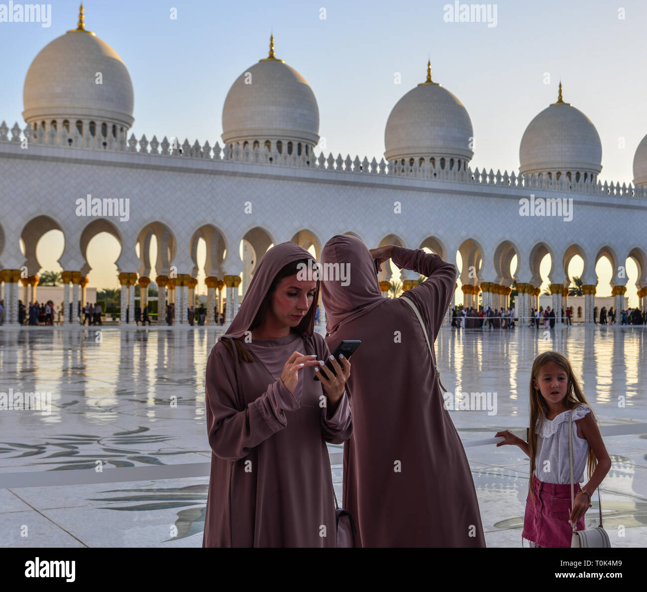 Page 2 - Sheikh Zayed Mosque Woman High Resolution Stock Photography and  Images - Alamy
