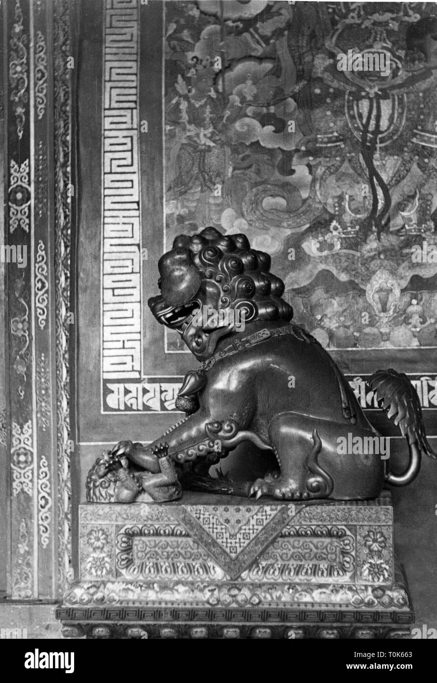 geography / travel, Tibet, Lasha, castles, Norbhu Lingka Palace, interior view, detail: bronze lion, circa 1950, Additional-Rights-Clearance-Info-Not-Available Stock Photo