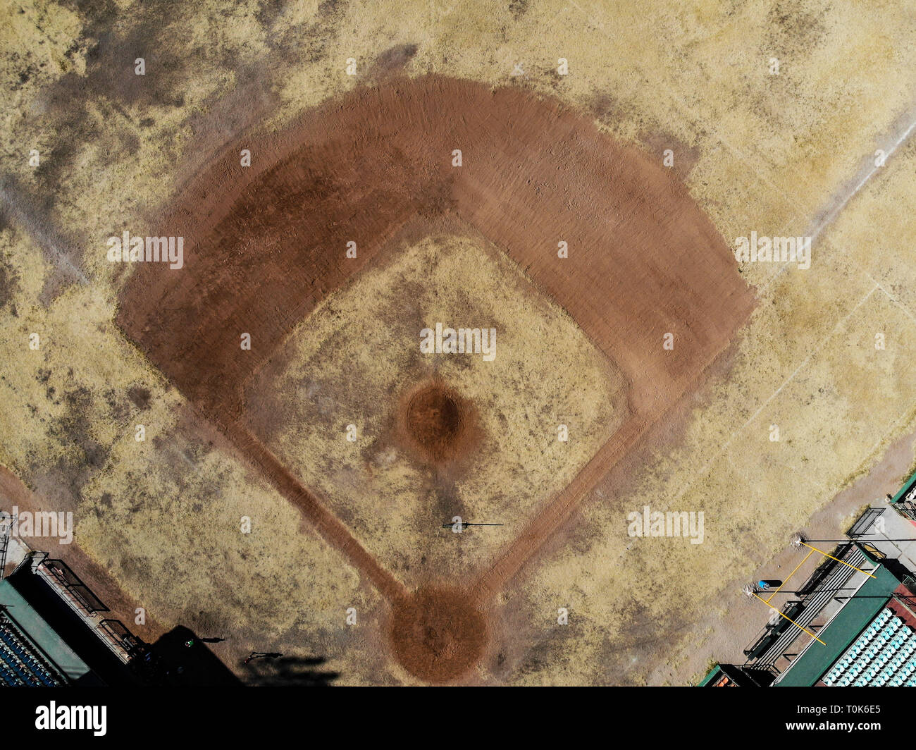 Vista aérea de las gradas, blicher, estacionamiento y terreno de juego o campo del viejo estadio de beisbol Hector Espino, antigua casa de el equipo de los naranjeros de Hermosillo, que juegan en el beisbol invernal de la la Liga Mexicana del Pacifico, LMP  Hermosillo Sonora a 16 Mayo 2018. (Foto: NortePhoto/ Luis Gutierrez ) . . .pclades: Diamante, pasto, pasto seco, seco, desértico, abandono, viejo, old, césped, amarillo, cenital, plano de picada, baseball, baseball find, stadium, estadio de beisbol, sport, deporte, sport complex, Stock Photo