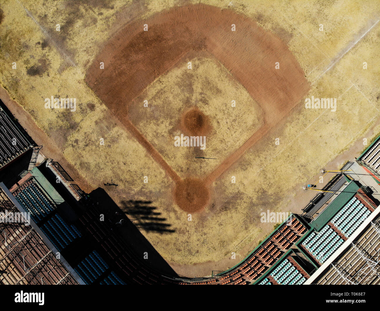 Vista aérea de las gradas, blicher, estacionamiento y terreno de juego o campo del viejo estadio de beisbol Hector Espino, antigua casa de el equipo de los naranjeros de Hermosillo, que juegan en el beisbol invernal de la la Liga Mexicana del Pacifico, LMP  Hermosillo Sonora a 16 Mayo 2018. (Foto: NortePhoto/ Luis Gutierrez ) . . .pclades: Diamante, pasto, pasto seco, seco, desértico, abandono, viejo, old, césped, amarillo, cenital, plano de picada, baseball, baseball find, stadium, estadio de beisbol, sport, deporte, sport complex, Stock Photo