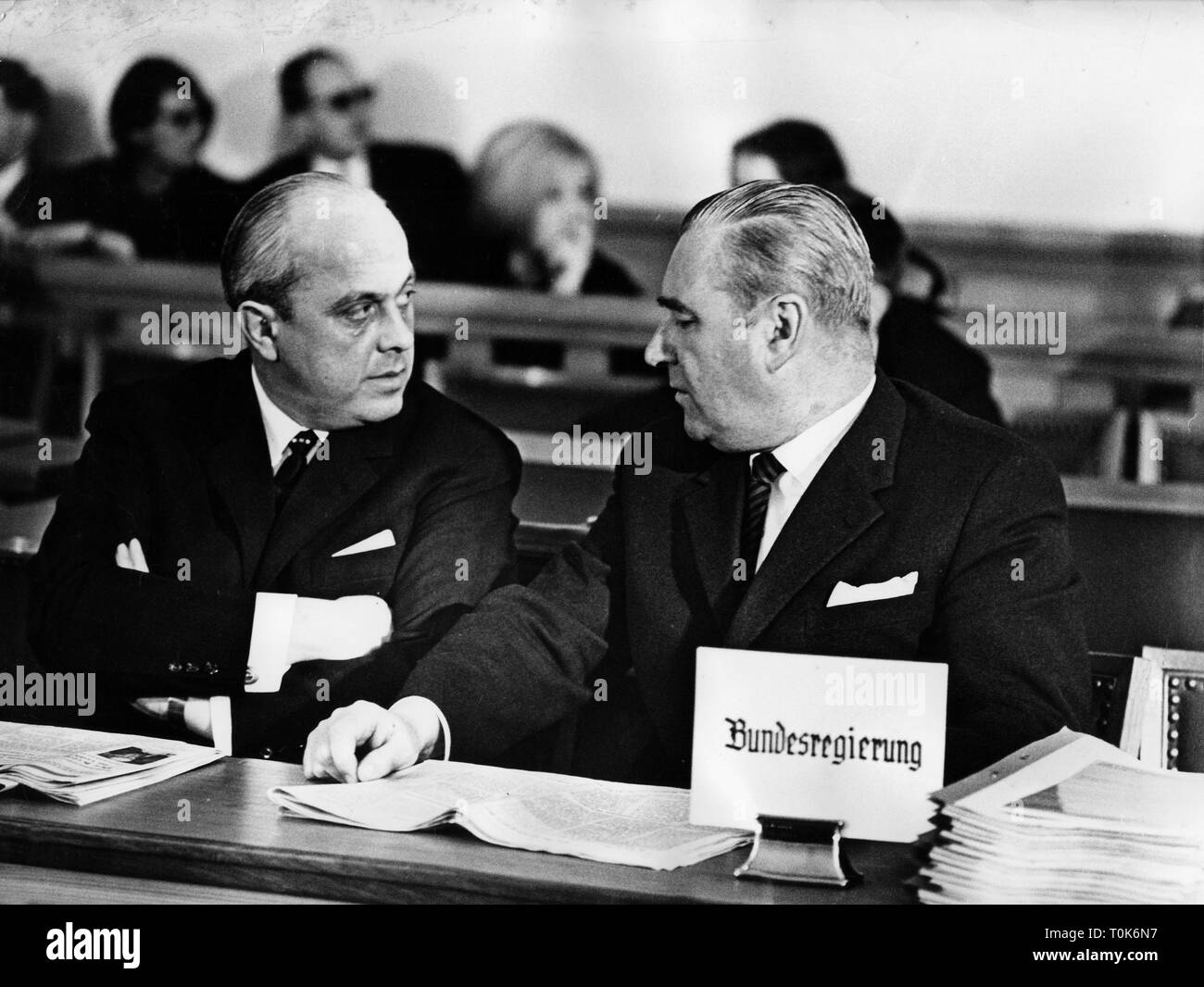 justice, lawsuits, constitutional complaint of the magazine 'Der Spiegel', Federal Constitutional Court, Karlsruhe, Germany, representatives of the Federal Government head of department Hans Guenther Schwenk and general Albert Schneetz, 25.1.1966, Additional-Rights-Clearance-Info-Not-Available Stock Photo