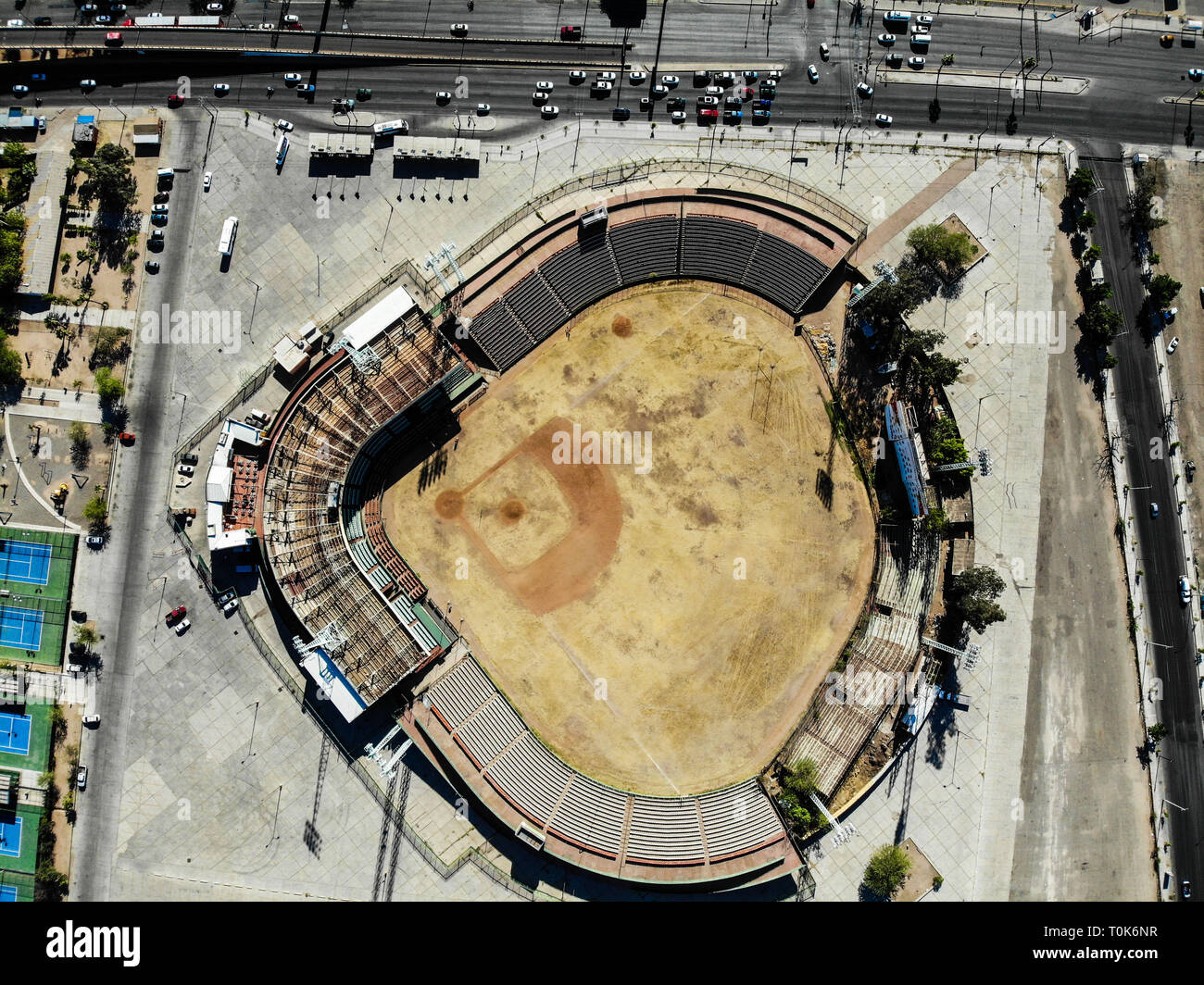 Vista aérea de las gradas, blicher, estacionamiento y terreno de juego o campo del viejo estadio de beisbol Hector Espino, antigua casa de el equipo de los naranjeros de Hermosillo, que juegan en el beisbol invernal de la la Liga Mexicana del Pacifico, LMP  Hermosillo Sonora a 16 Mayo 2018. (Foto: NortePhoto/ Luis Gutierrez ) . . .pclades: Diamante, pasto, pasto seco, seco, desértico, abandono, viejo, old, césped, amarillo, cenital, plano de picada, baseball, baseball find, stadium, estadio de beisbol, sport, deporte, sport complex, Stock Photo