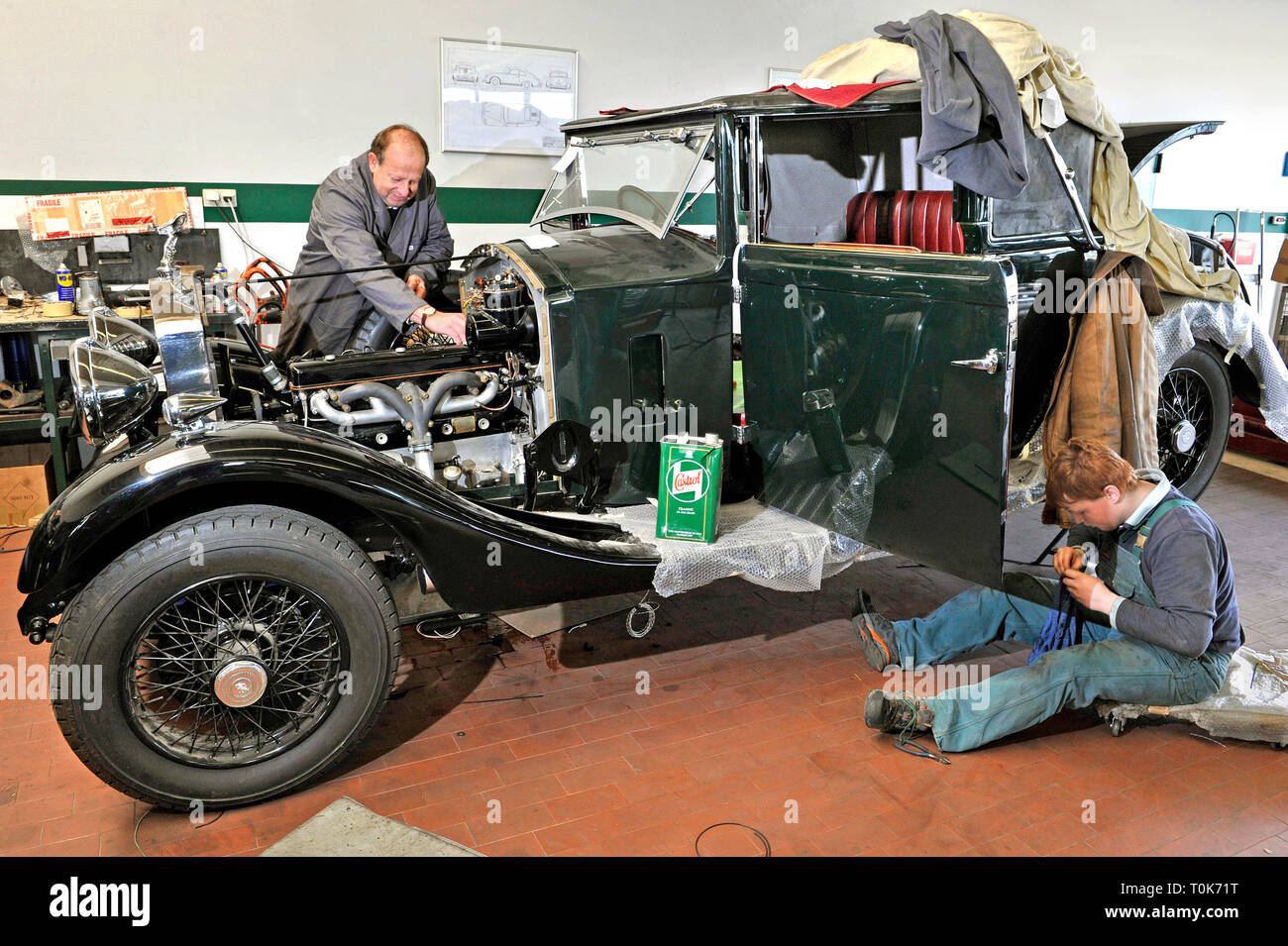 Rolls royce car man hires stock photography and images Alamy #33 Rolls royce car man hires stock photography and images Alamy