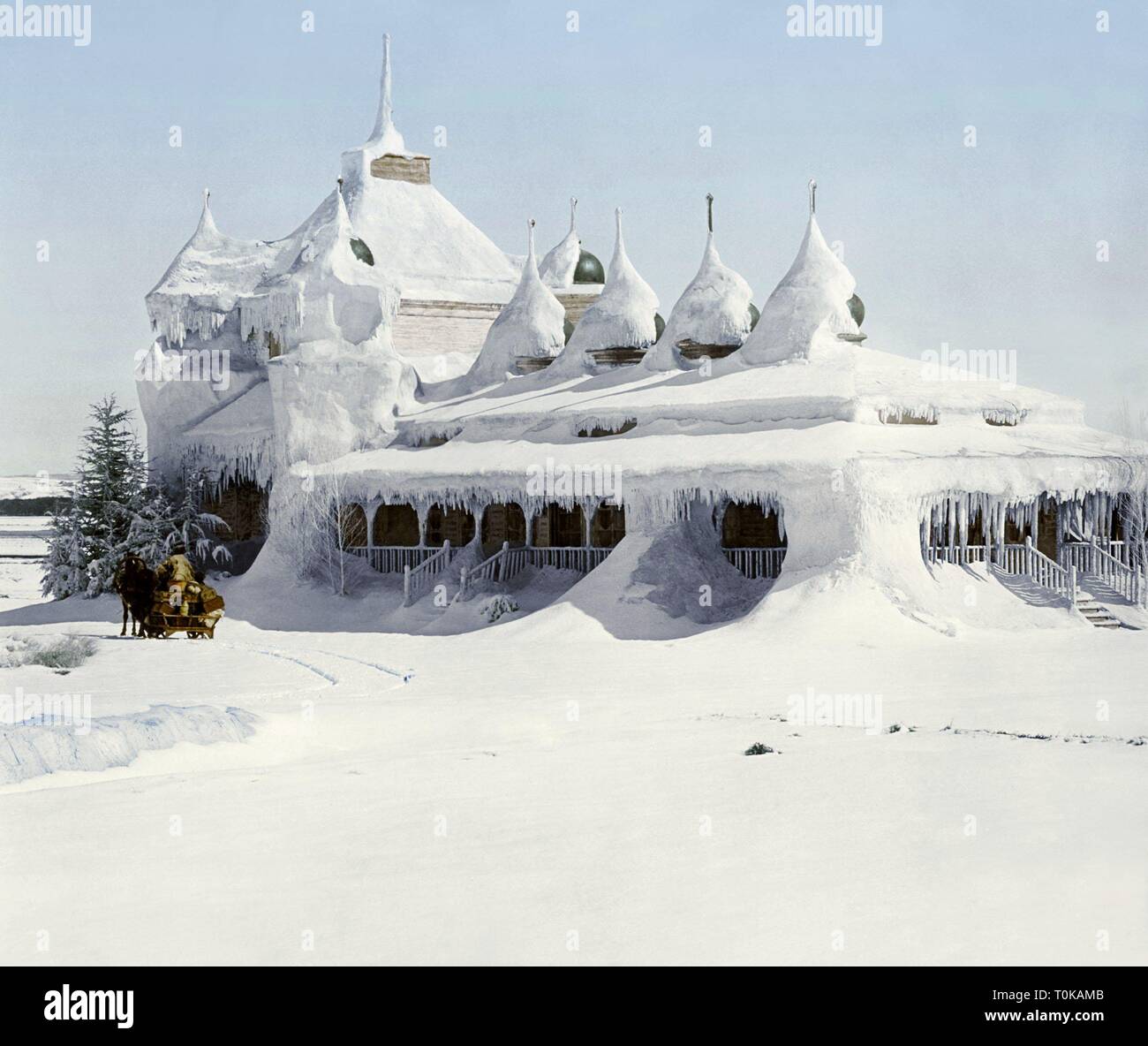 SNOW COVERED HOUSE, DOCTOR ZHIVAGO, 1965 Stock Photo - Alamy