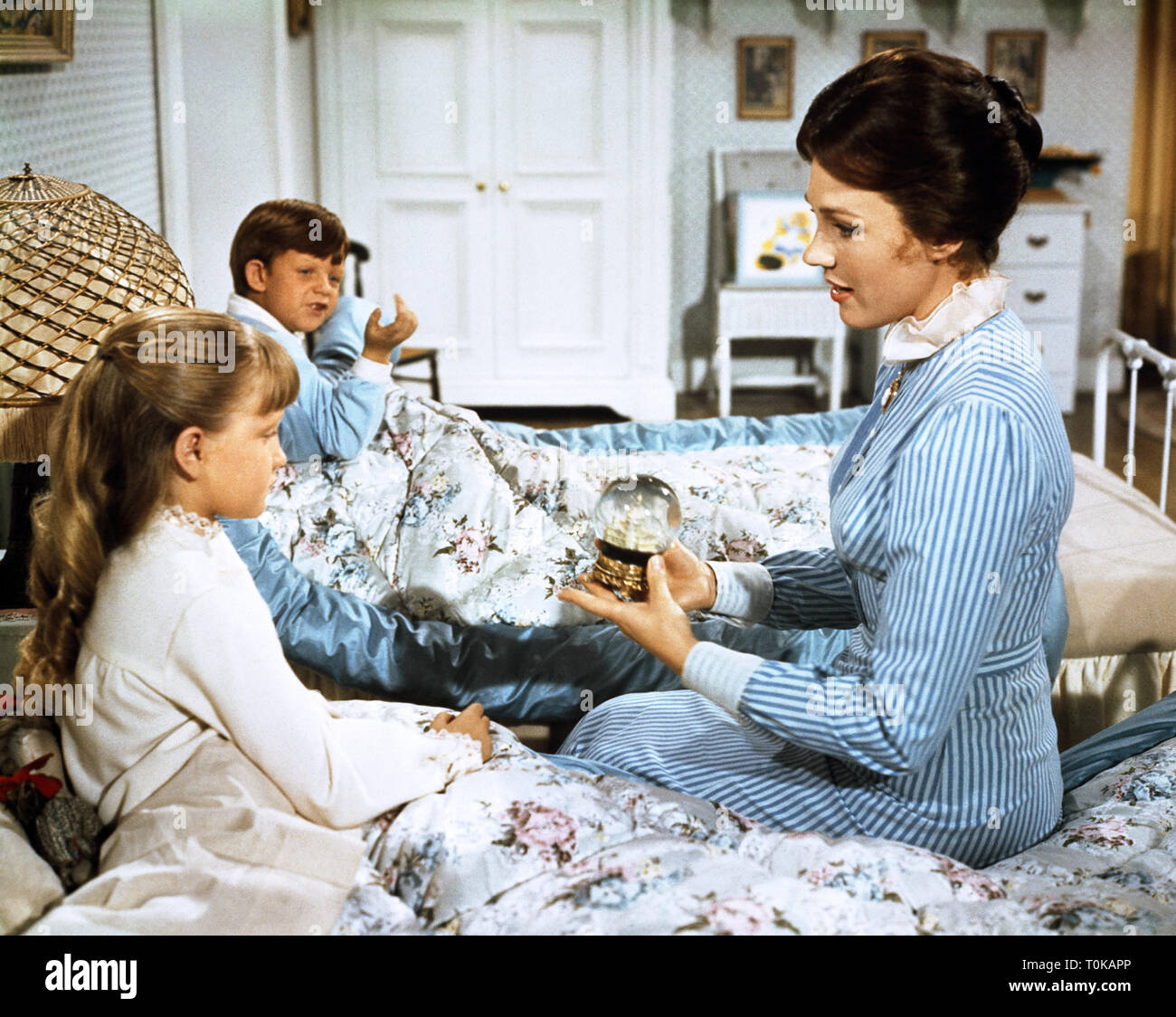 KAREN DOTRICE, MATTHEW GARBER, JULIE ANDREWS, MARY POPPINS, 1964 Stock  Photo - Alamy, image size:1300x1124