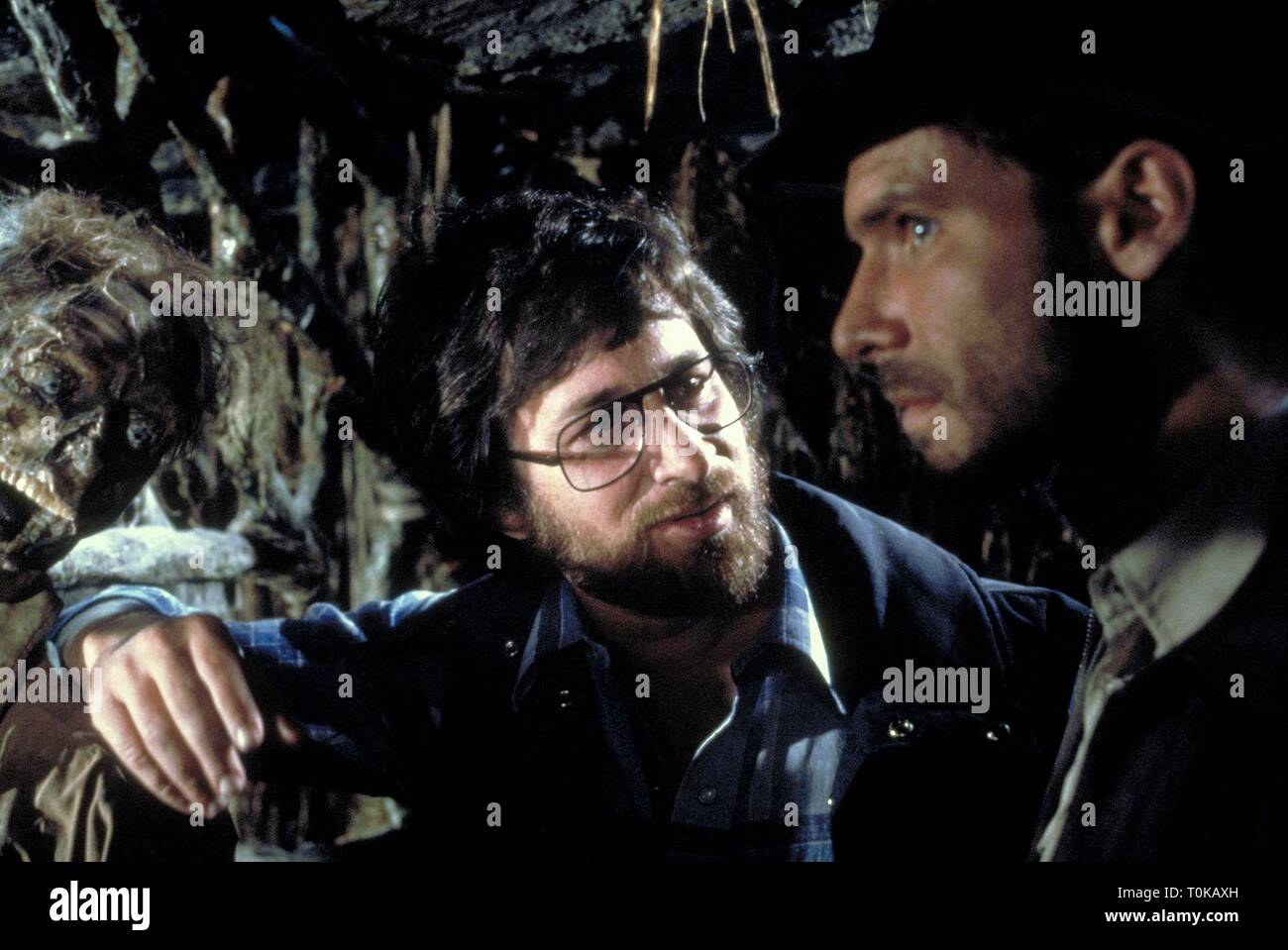 STEVEN SPIELBERG, HARRISON FORD, INDIANA JONES AND THE RAIDERS OF THE LOST ARK, 1981 Stock Photo