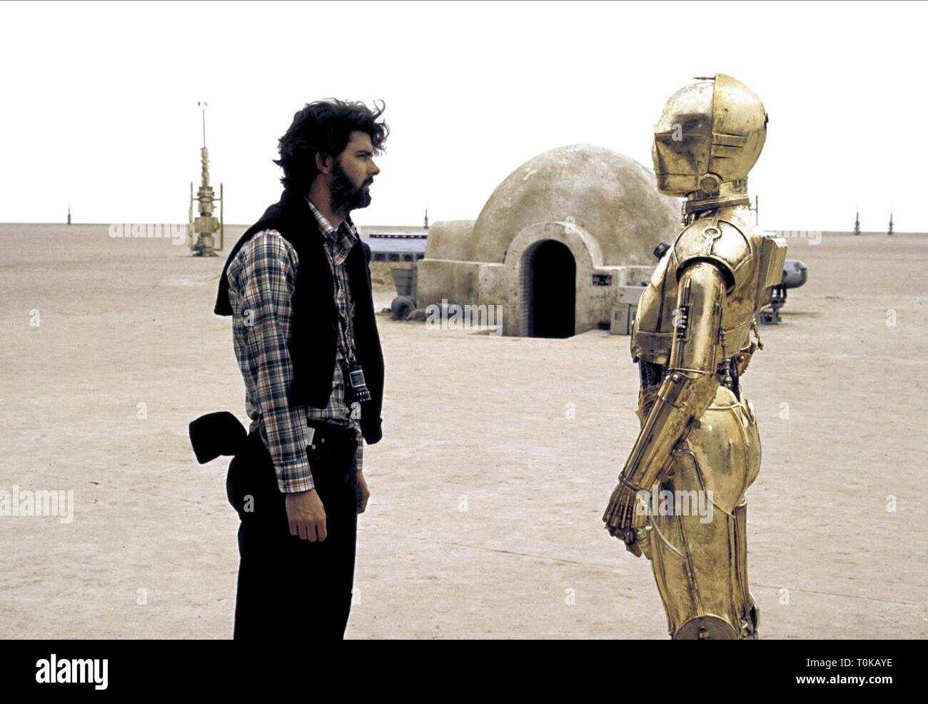 GEORGE LUCAS, ANTHONY DANIELS, STAR WARS: EPISODE IV - A NEW HOPE, 1977 Stock Photo