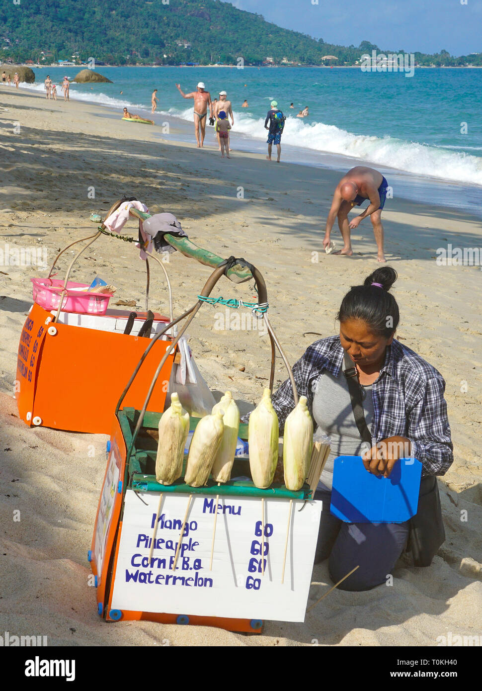 Strandverkäuferin am Lamai Strand, Koh Samui, Golf von Thailand, Thailand | Beach vendor at Lamai Beach, Koh Samui, Gulf of Thailand, Thailand Stock Photo