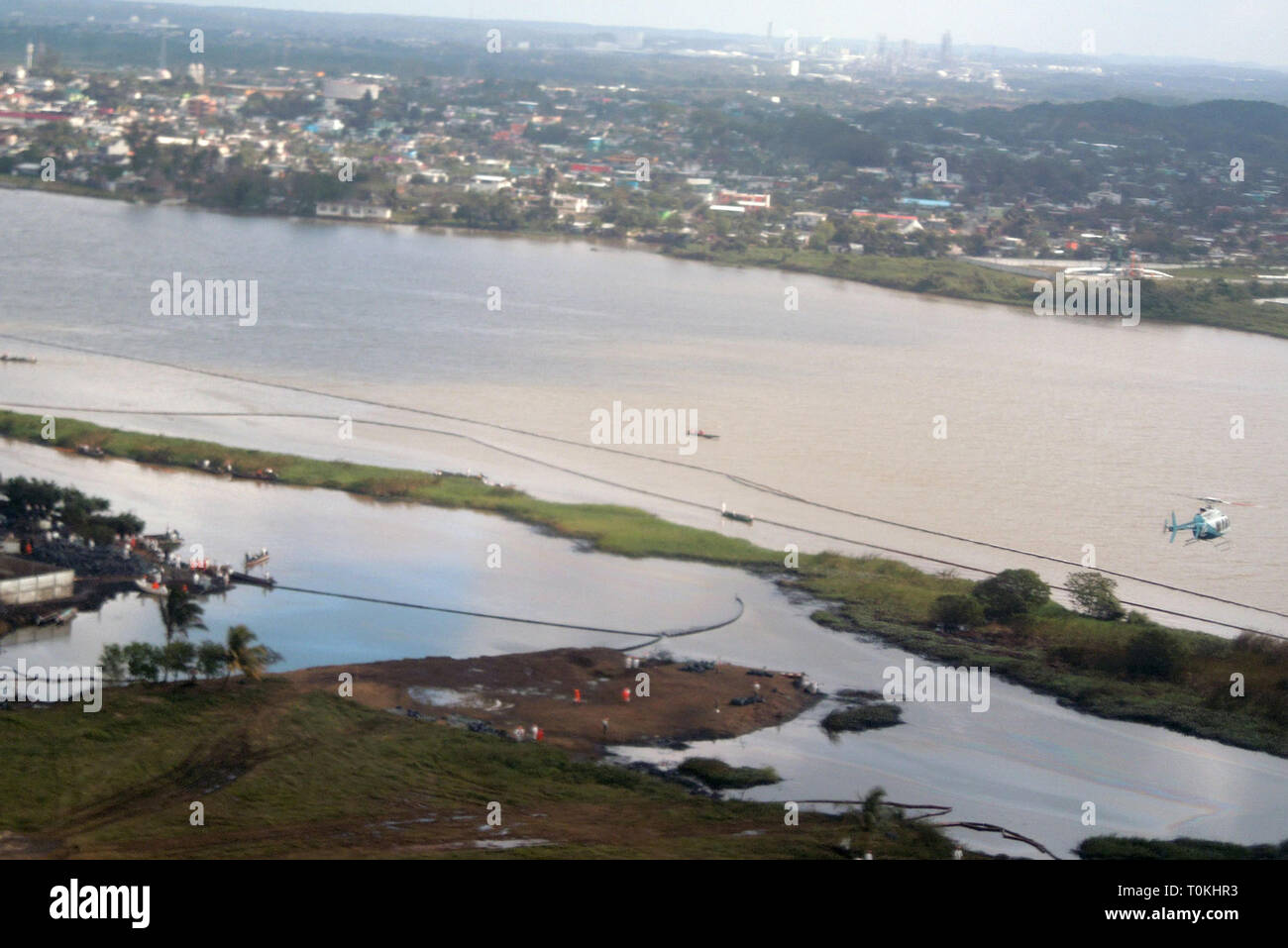 COATZACOALCOS, Ver.- Aspectos del río Coatzacoalcos dell área afectada por el derrame de Pemex..FOTOJAROCHA.COM// /NortePhoto Stock Photo