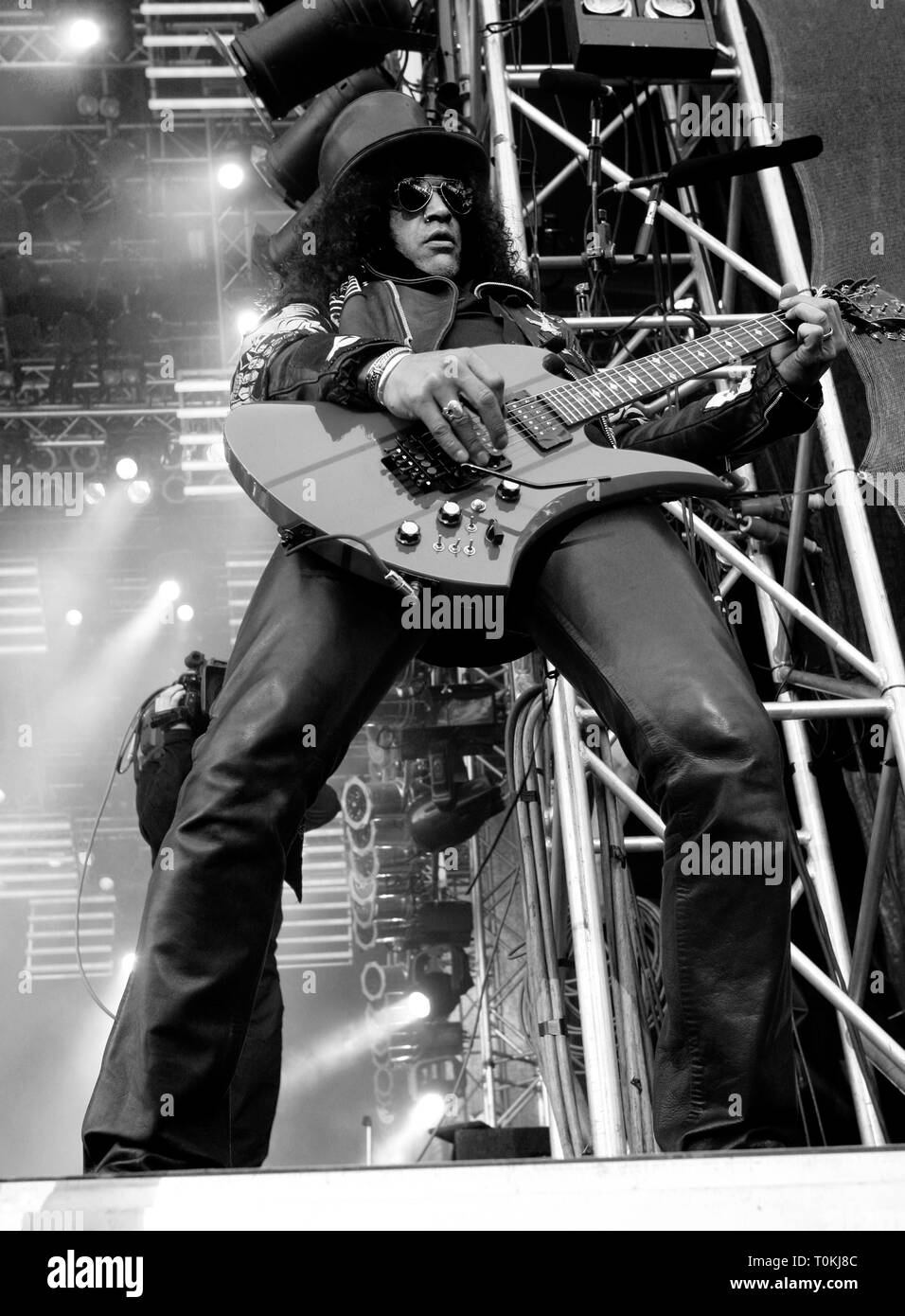 Slash guitarist Black and White Stock Photos & Images - Alamy