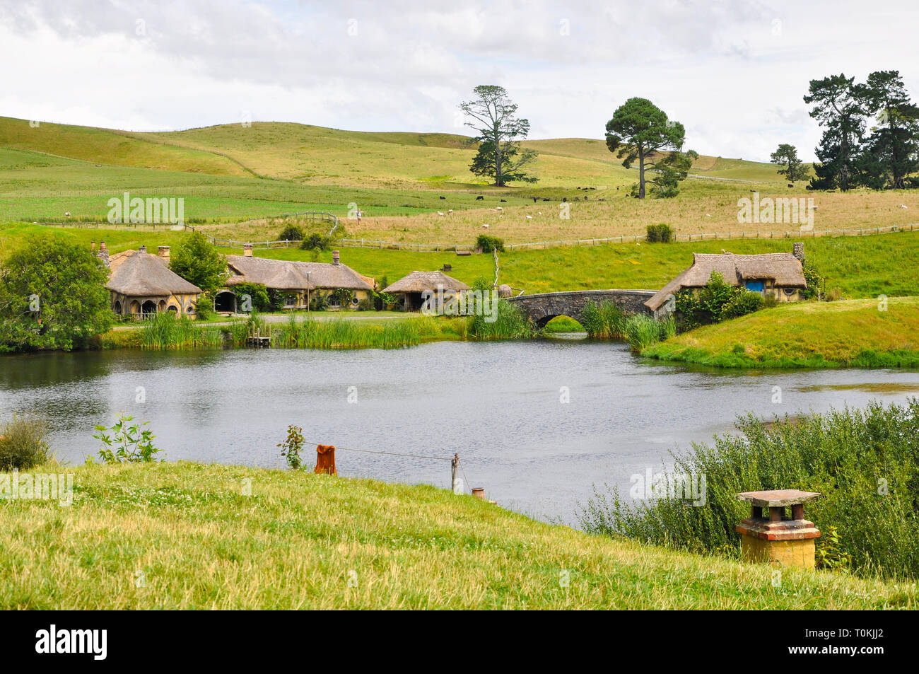 Hobbiton Movie Set - Location for the Lord of the Rings and The Hobbit films. Pub, inn, bridge, mill. Visitor attraction in Waikato region New Zealand Stock Photo