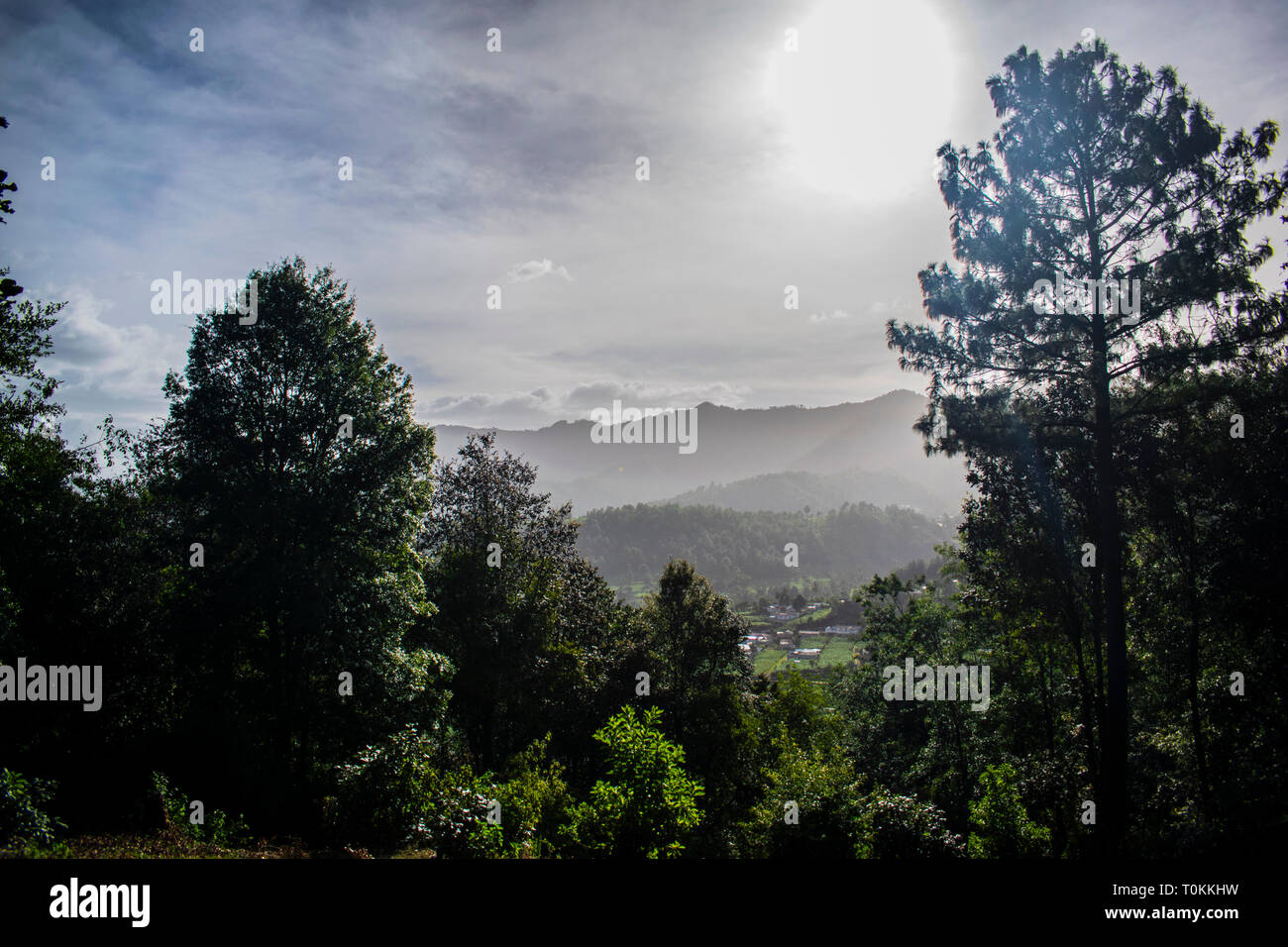 cajola mirador al gran valle amanecer sobre los arboles en las grandes montañas de pueblo,, una vista panoramica e unica con grandes maravillas de la Stock Photo