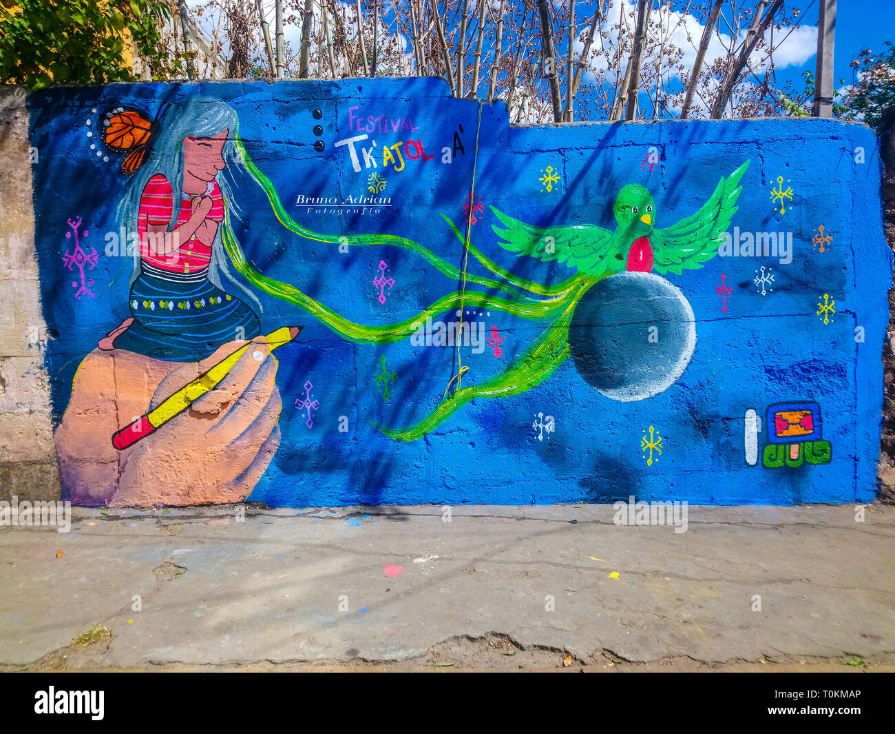 mural de cajola, libre expresion de liberta hijos del agua pintura en la pared. pintado por jovenes, con significado de la libertad del quetzalo y de Stock Photo