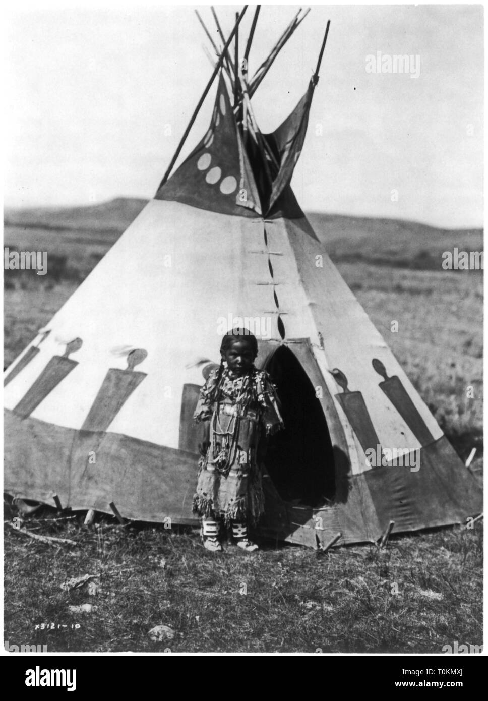 Native tipi girl hi-res stock photography and images - Alamy