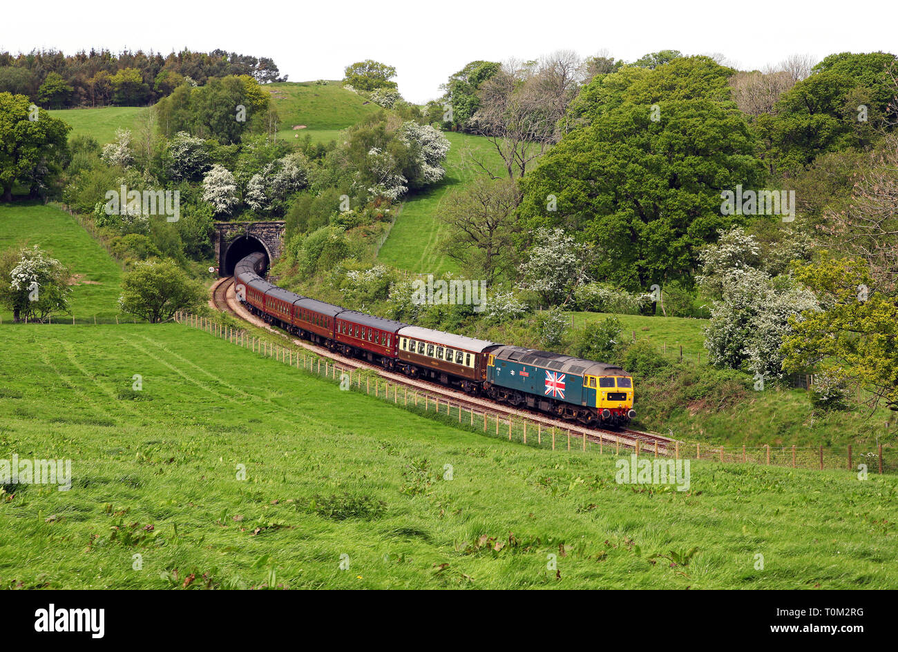 47580 heads out of melling tunnel nr wennington on a ECS. Stock Photo