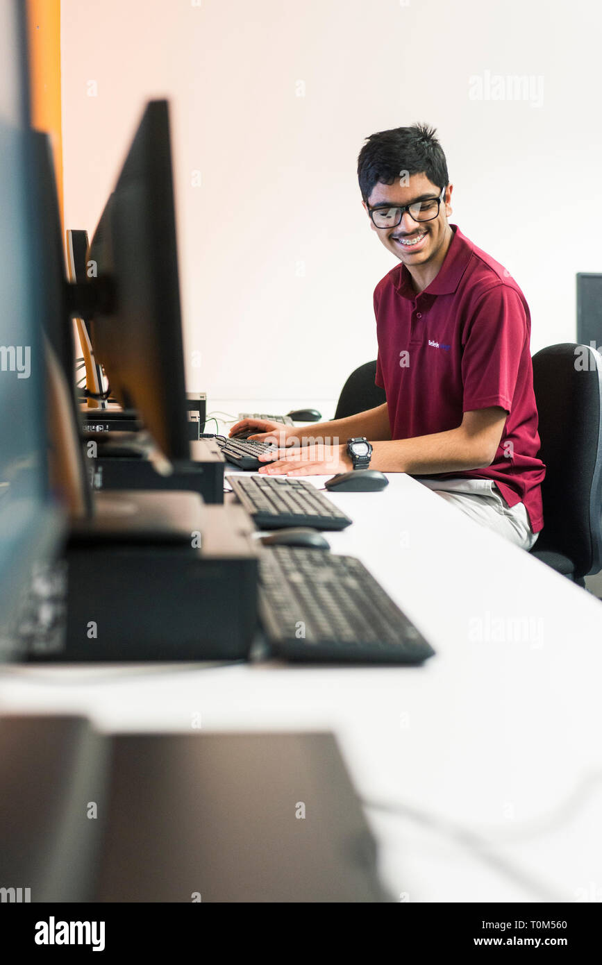 Indian classroom computers hi-res stock photography and images - Alamy