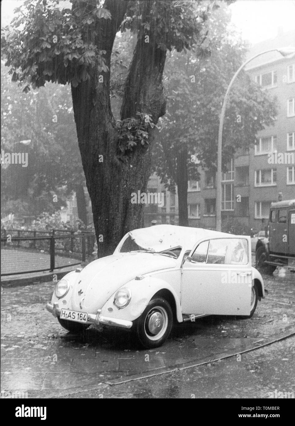 weather, thunderstorm, damaged VW Beetle in Hamburg-Eppendorf, 9.7. / 10.7.1967, Additional-Rights-Clearance-Info-Not-Available Stock Photo