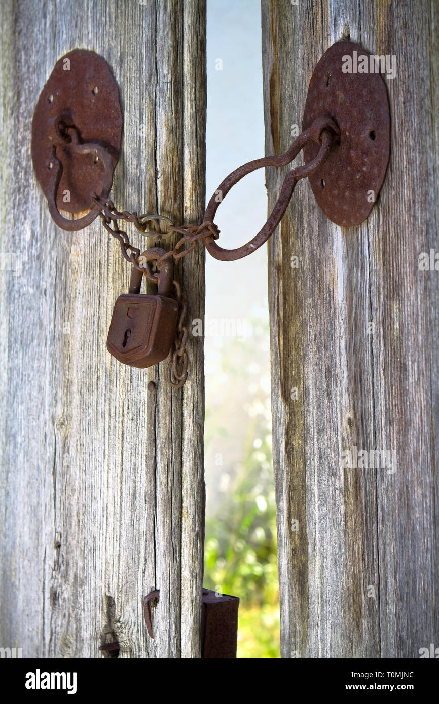 Hiding Gate Hidden paradise behind locked gate Stock Photo - Alamy