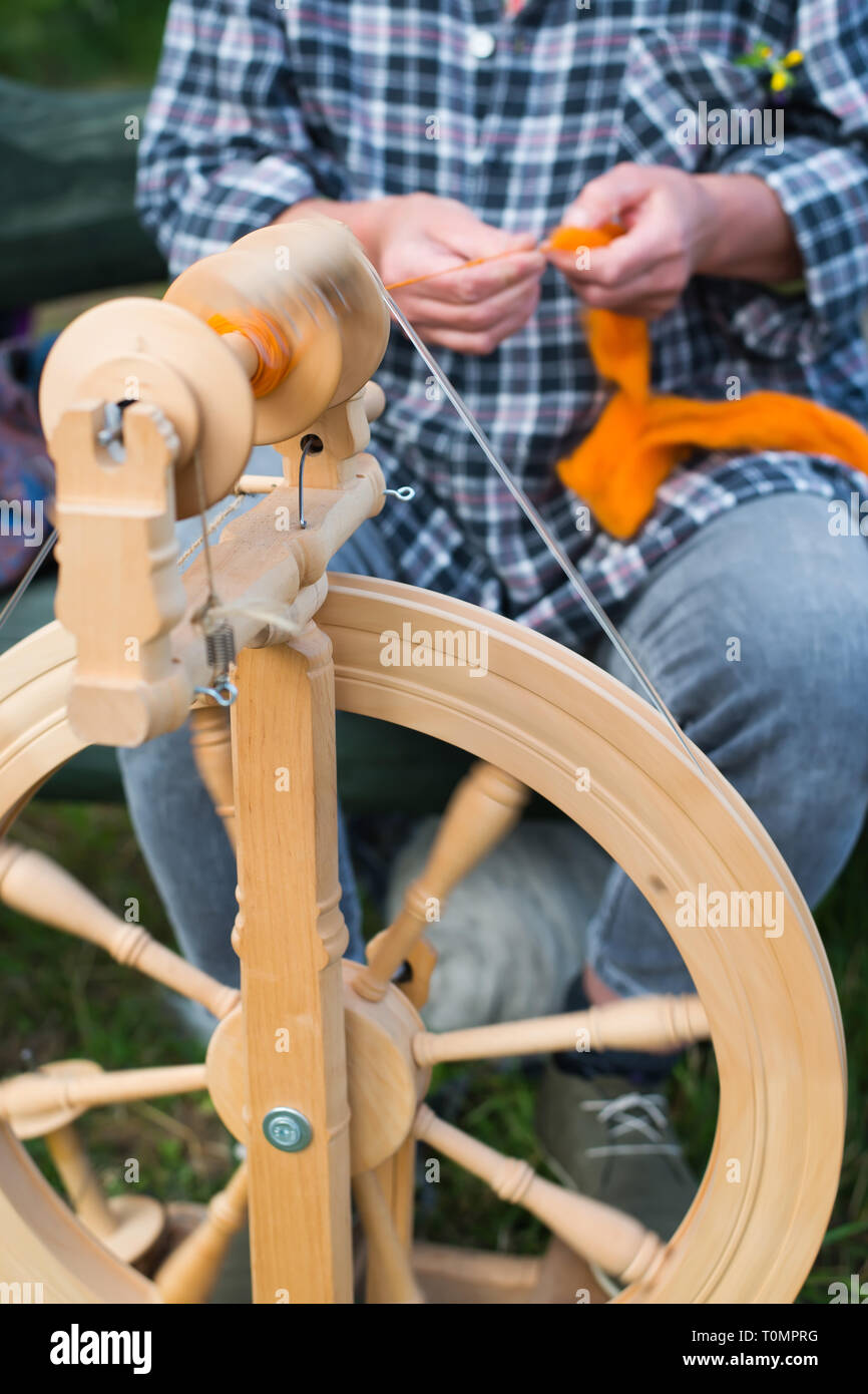 Working Spining Wheel Woman working spinning wheel hi-res stock photography and images - Alamy