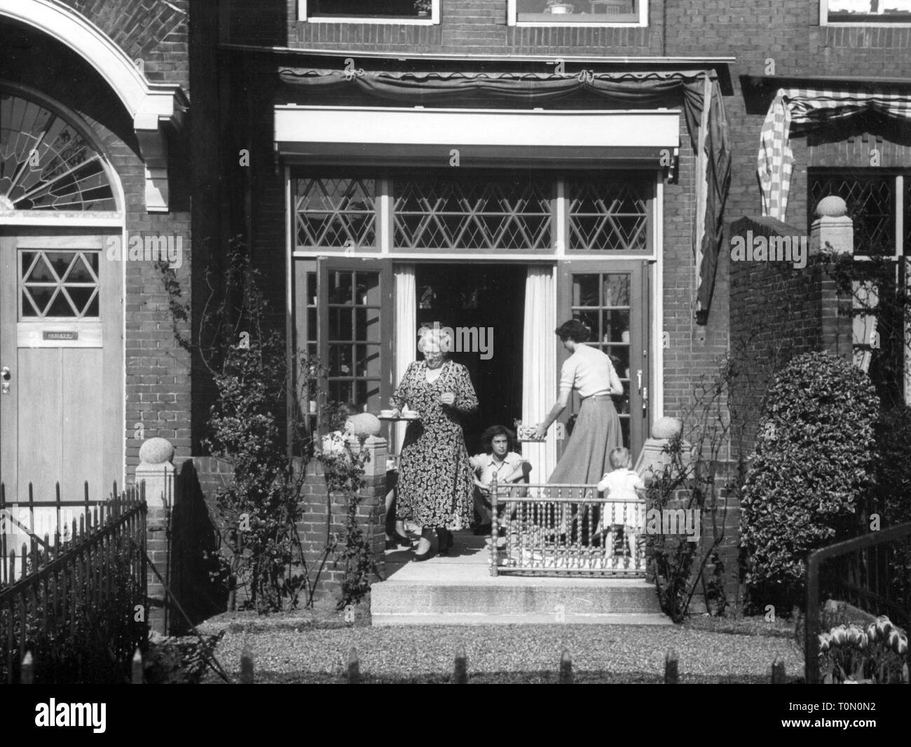 geography / travel, Netherlands, Amsterdam, people, family in their front garden, 1951, Additional-Rights-Clearance-Info-Not-Available Stock Photo
