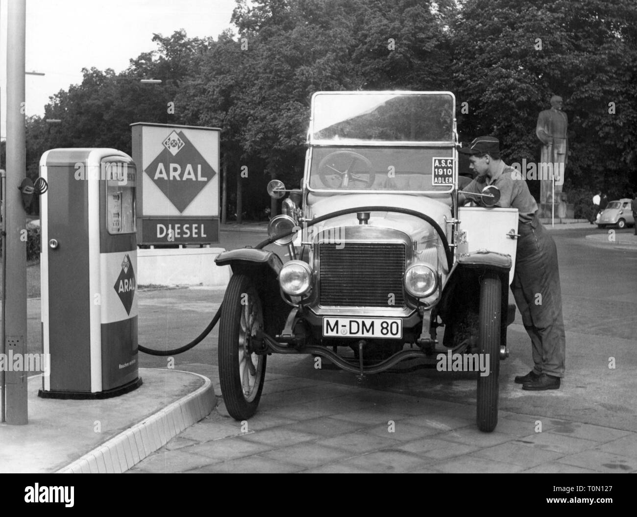 transport historic, car, vehicle variants, Adler 5/11 PS double phaeton, year of construction: 1910, view from ahead, at a petrol station, Munich, Erhardtstrasse, circa 1960, cooler, radiator, chiller, coolers, radiators, chillers, engine bonnet, hood, engine bonnets, hoods, windscreen, windshield, windscreens, windshields, spotlight, spotlights, headlights, right-hand drive, number plate, registration plate, license plate, number plates, registration plates, license plates, vehicle registration mark, fuelling, fuel, profession, professions, fill, Additional-Rights-Clearance-Info-Not-Available Stock Photo