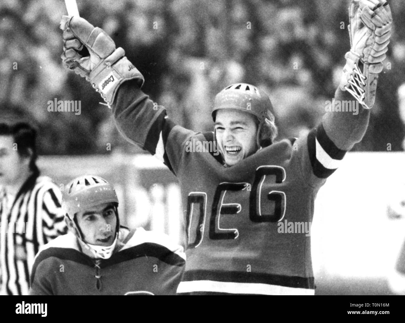 sports, winter sports, ice hockey, game, national league, season 1971/1972, Duesseldorfer EG versus EV Fuessen, striker Walter Koeberle (DEG) is jubilating about the 4: 2, left: Otto Schneitberger, 30.10.1971, cheers, jubilation, jubilance, cheer, cheering, joy, happiness, happy, victory, victories, triumph, triumphs, athlete, athletes, ice-hockey player, ice-hockey players, Germany, 1970s, 70s, 20th century, people, men, man, male, ice hockey, hockey, game, games, national league, German professional football league, German professional soccer l, Additional-Rights-Clearance-Info-Not-Available Stock Photo