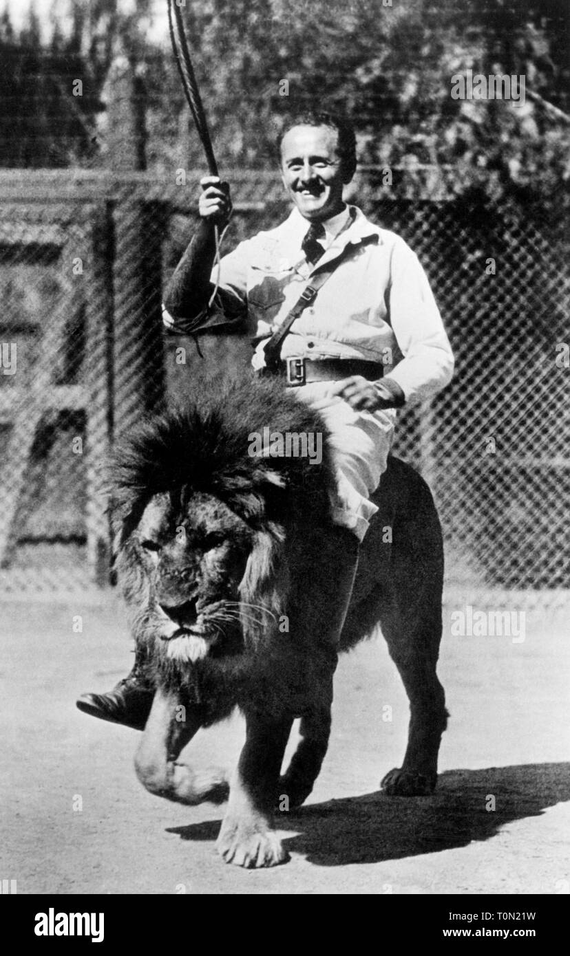 america, california, los angeles, astride the lion tamer of the Metro Goldwyn Meyer, 1920-30 Stock Photo