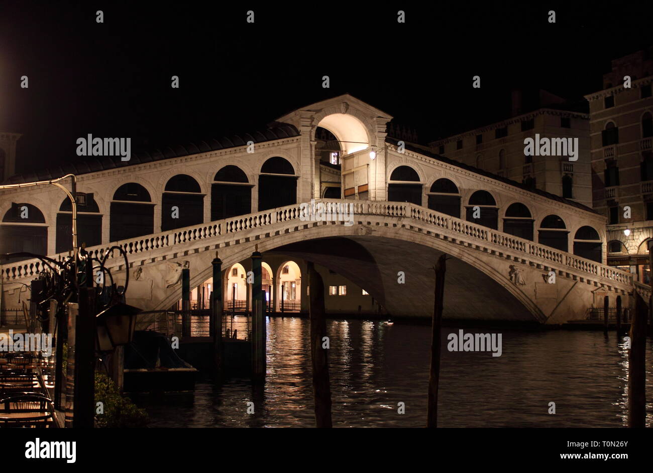 Rialto Bridge by night in Venice, Italy Stock Photo - Alamy