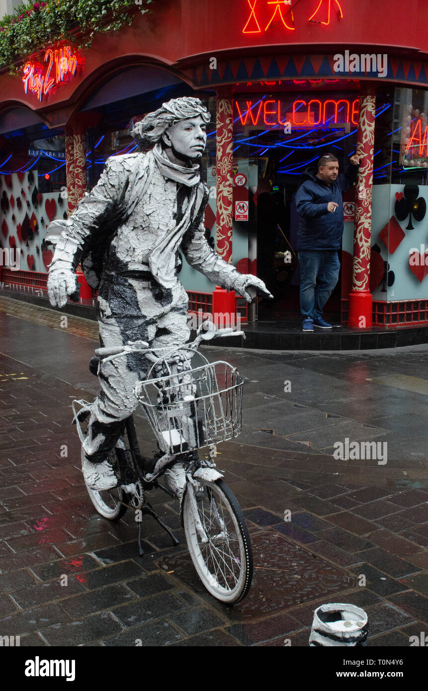 Living Statue Chinatown Stock Photo Alamy