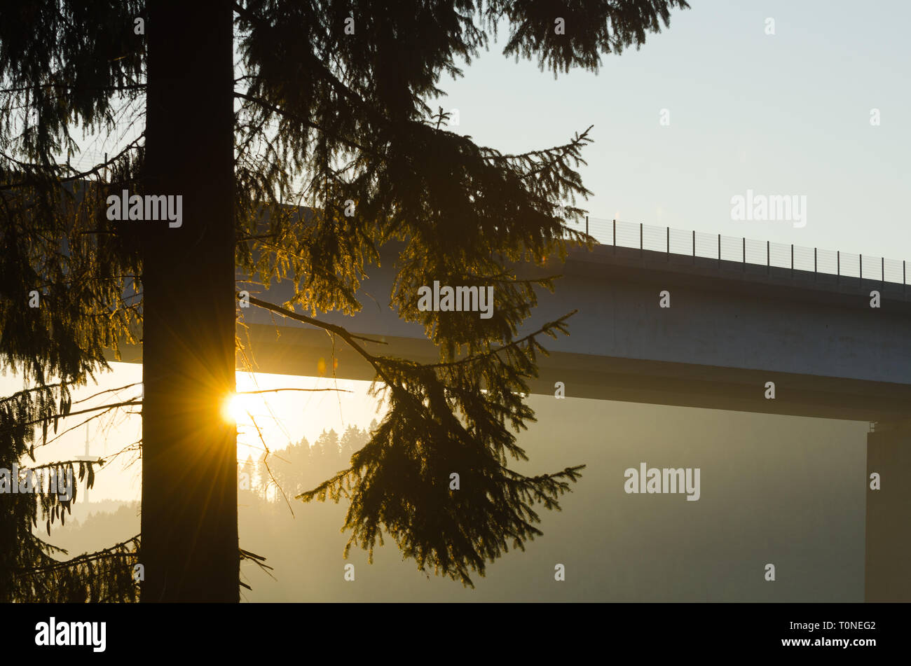 Brücke im Sonnenaufgang Stock Photo