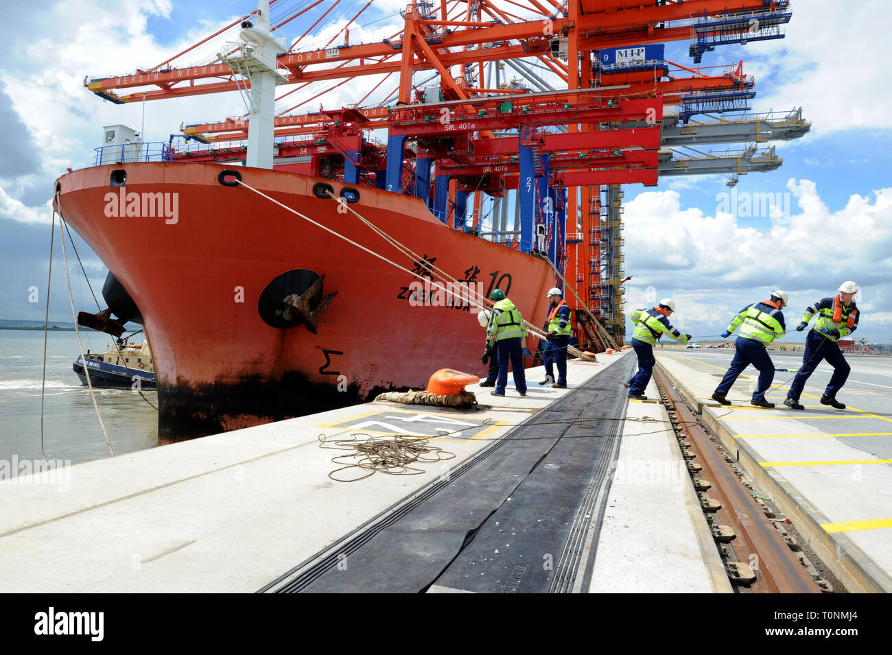 Quay cranes hi-res stock photography and images - Alamy
