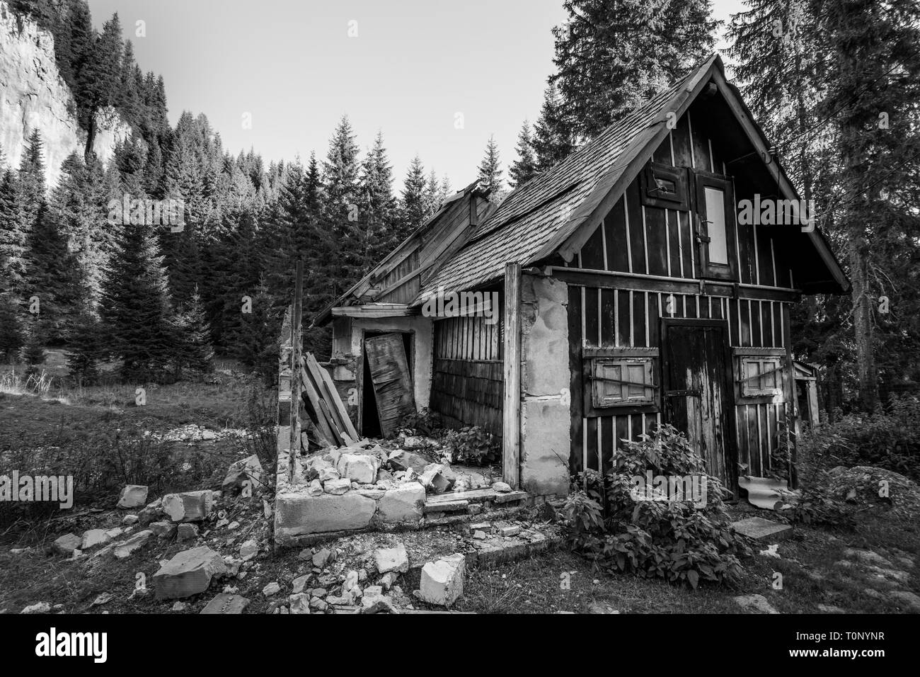 creepy-old-damaged-black-and-white-photos