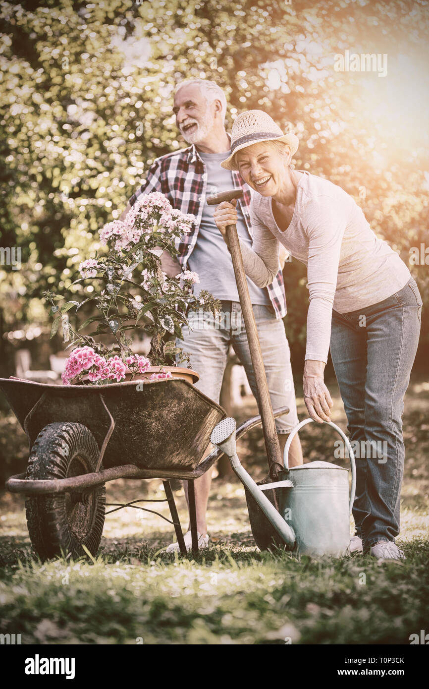 Senior citizen gardening hi-res stock photography and images - Alamy