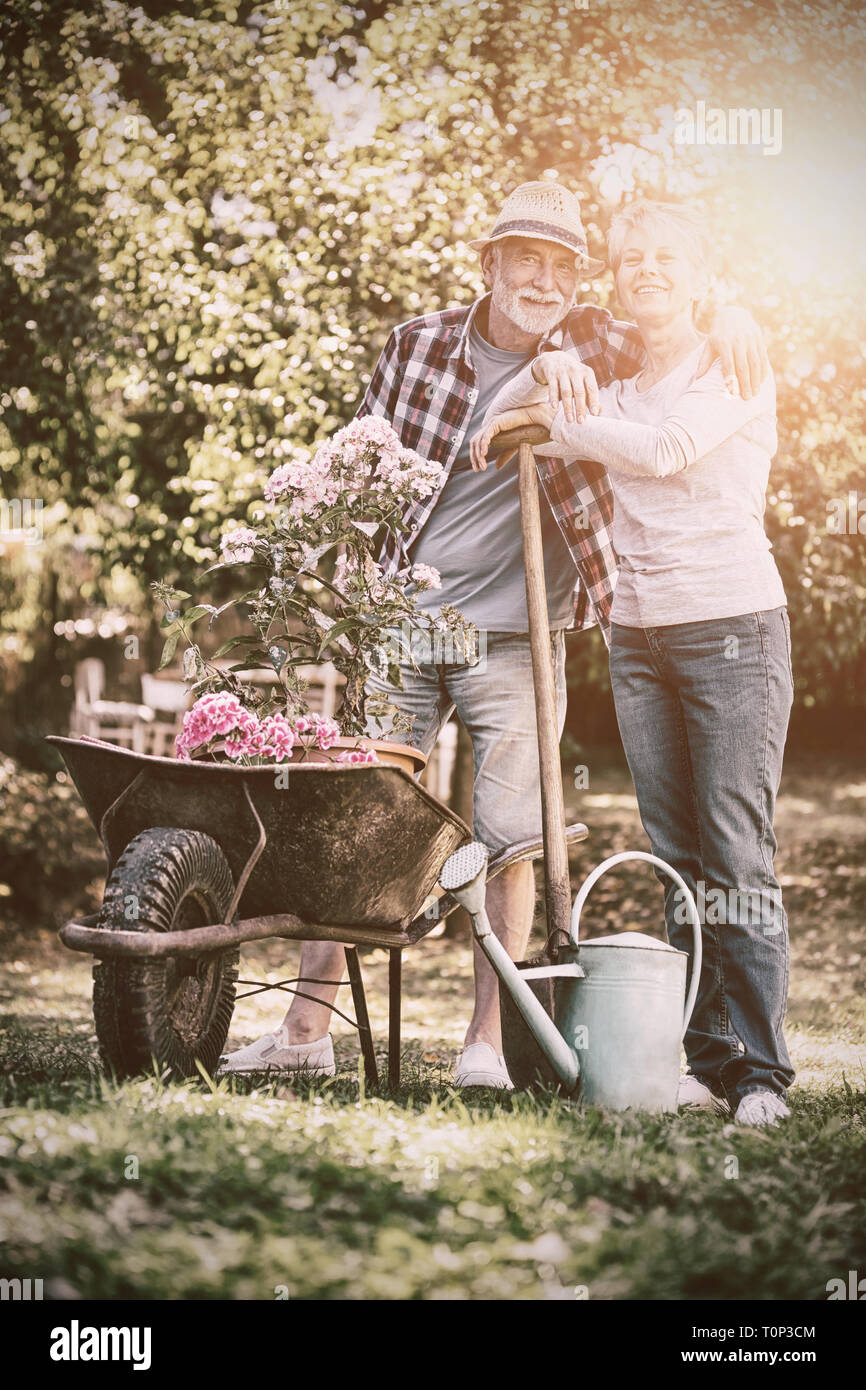 Senior citizen gardening hi-res stock photography and images - Alamy