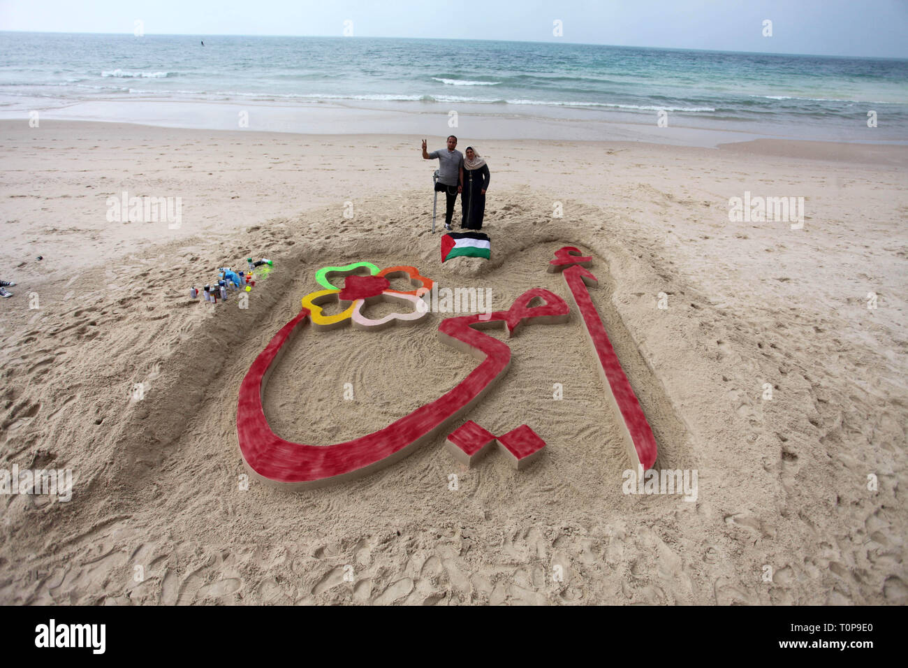 Gaza City Gaza Strip Palestinian Territory 21st Mar 2019 Palestinian Artist Mohammed Totah With Amputated Leg Poses With His Mother In Front A Sand Sculpture Reads In Arabic My Mother To Mark