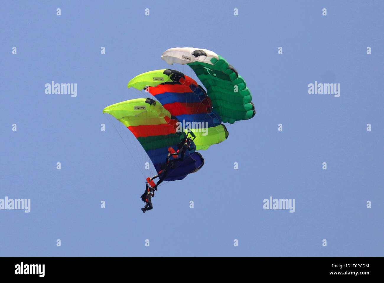 Islamabad, Pakistan. 21st Mar, 2019. Pakistan army para-troopers perform during the rehearsal of the Pakistan National Day parade in Islamabad, capital of Pakistan, March 21, 2019. Credit: Ahmad Kamal/Xinhua/Alamy Live News Stock Photo