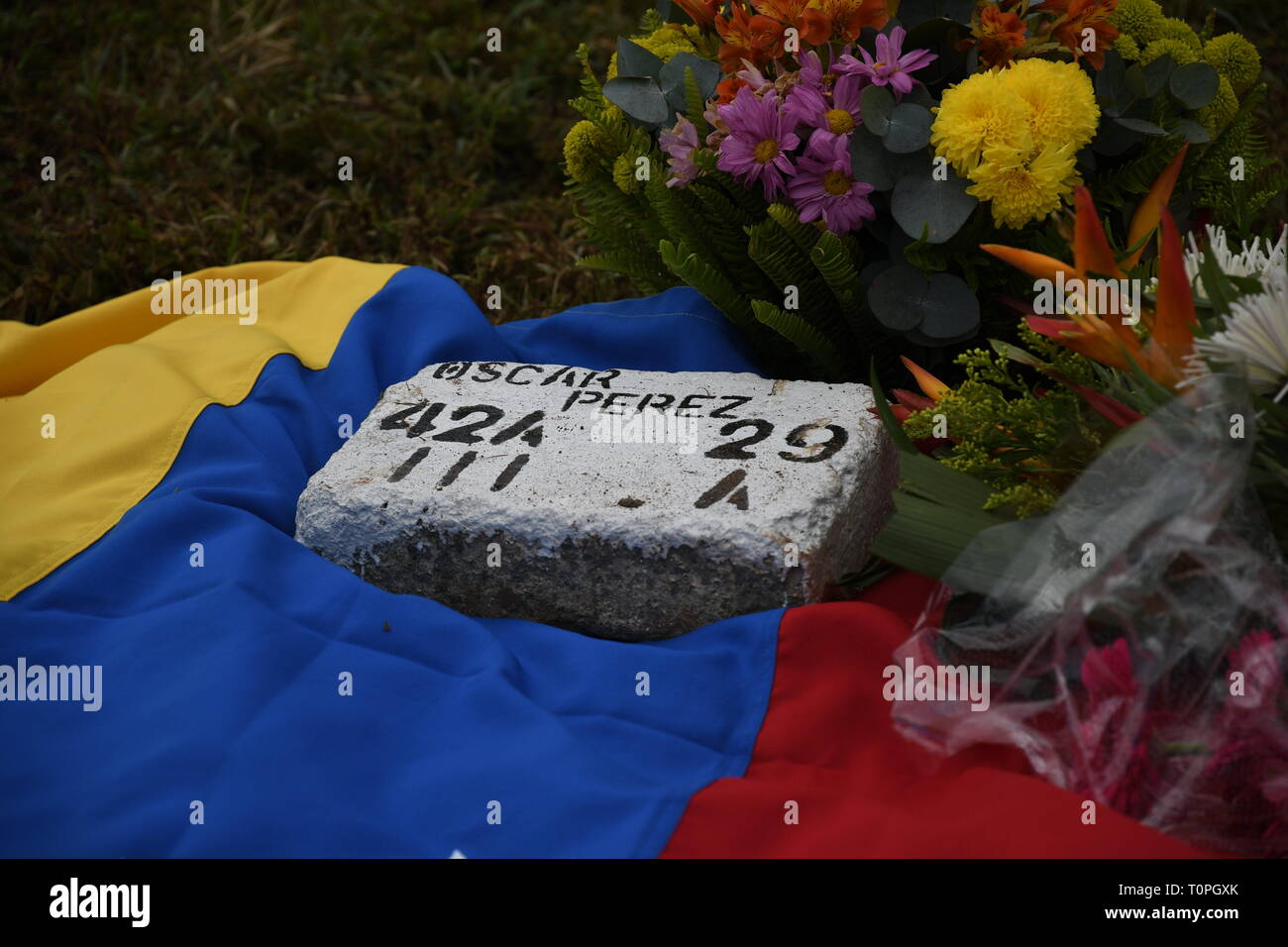 Caracas, Venezuela. 21st Jan, 2018. The tomb stone seen on the Oscar Perez grave during his funeral.The body of Oscar Perez, inspector of the scientific police, was buried in the Eastern Cemetery. The funeral was guarded by officials of the National Guard and only her aunt could see the body and witness the funeral. The cemetery was closed until 8:00 am when the national guard decided to retire and allow access to the public. Civil society and family members paid respect to the tomb of the inspector. Credit: Roman Camacho/SOPA/ZUMA Wire/Alamy Live News Stock Photo