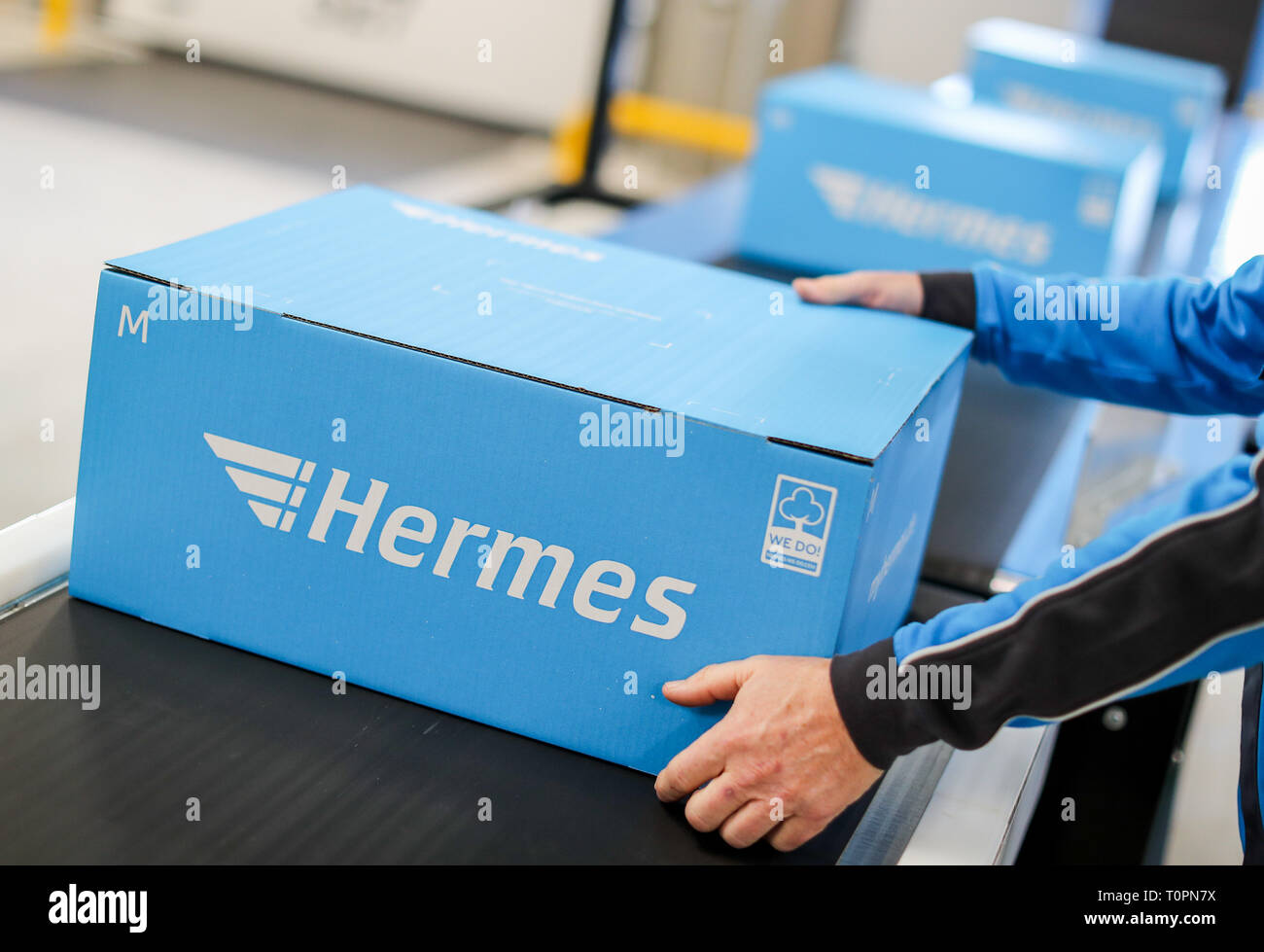 Kabelsketal, Germany. 20th Mar, 2019. An employee demonstrates the  processes in the new Hermes Logistics Center. Located directly at Leipzig  Airport, 200,000 consignments per day are to be sorted here over an