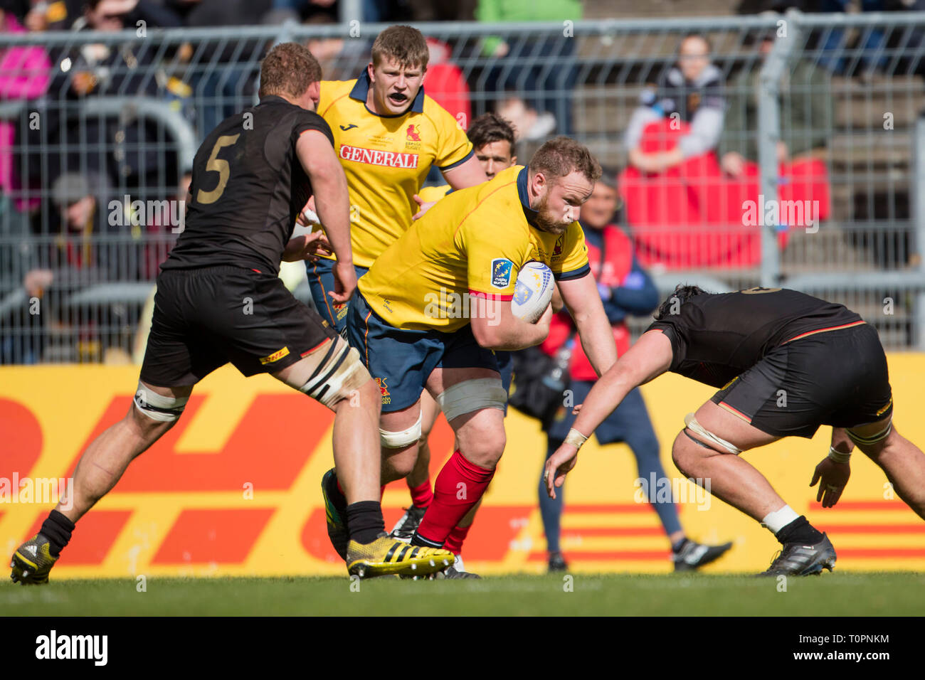 17 March 2019, North Rhine-Westphalia, Köln: Michael Walker-Fitton (Spain,  4) is expected by Marcel Henn (Germany, 16), Eric Marks (Germany, 5) on the  left. Fifth match of the Rugby Europe Championship 2019: