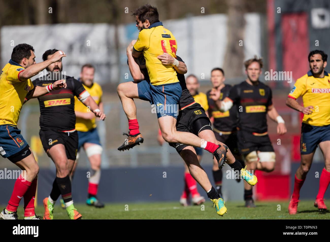 17 March 2019, North Rhine-Westphalia, Köln: Richard Stewart (Spain, 15) is attacked in the air by Vito Lammers (Germany, 13) when he receives the ball. Fifth match of the Rugby Europe Championship 2019: Germany-Spain on 17.03.2019 in Cologne. Photo: Jürgen Kessler/dpa Stock Photo