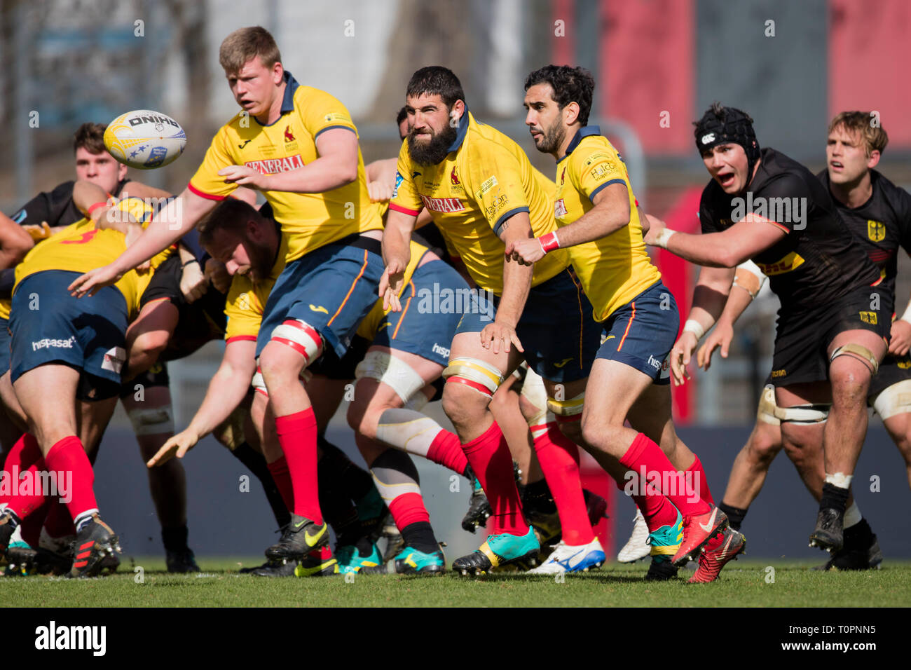 17 March 2019, North Rhine-Westphalia, Köln: Pas play by Manu Mora (Spain,  8) in the middle of the picture. Fifth match of the Rugby Europe  Championship 2019: Germany-Spain on 17.03.2019 in Cologne.