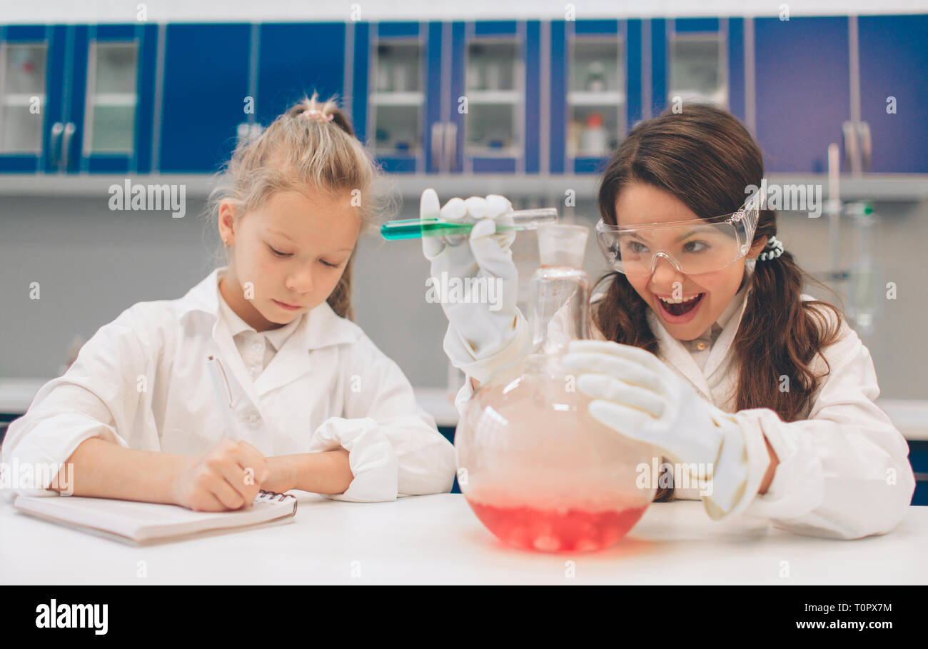 Изучение химии в школе. Лаборатория в школе. Дети с химическими приборами. Дети с химическими и физическими приборами. Школы в которых не изучают химию.