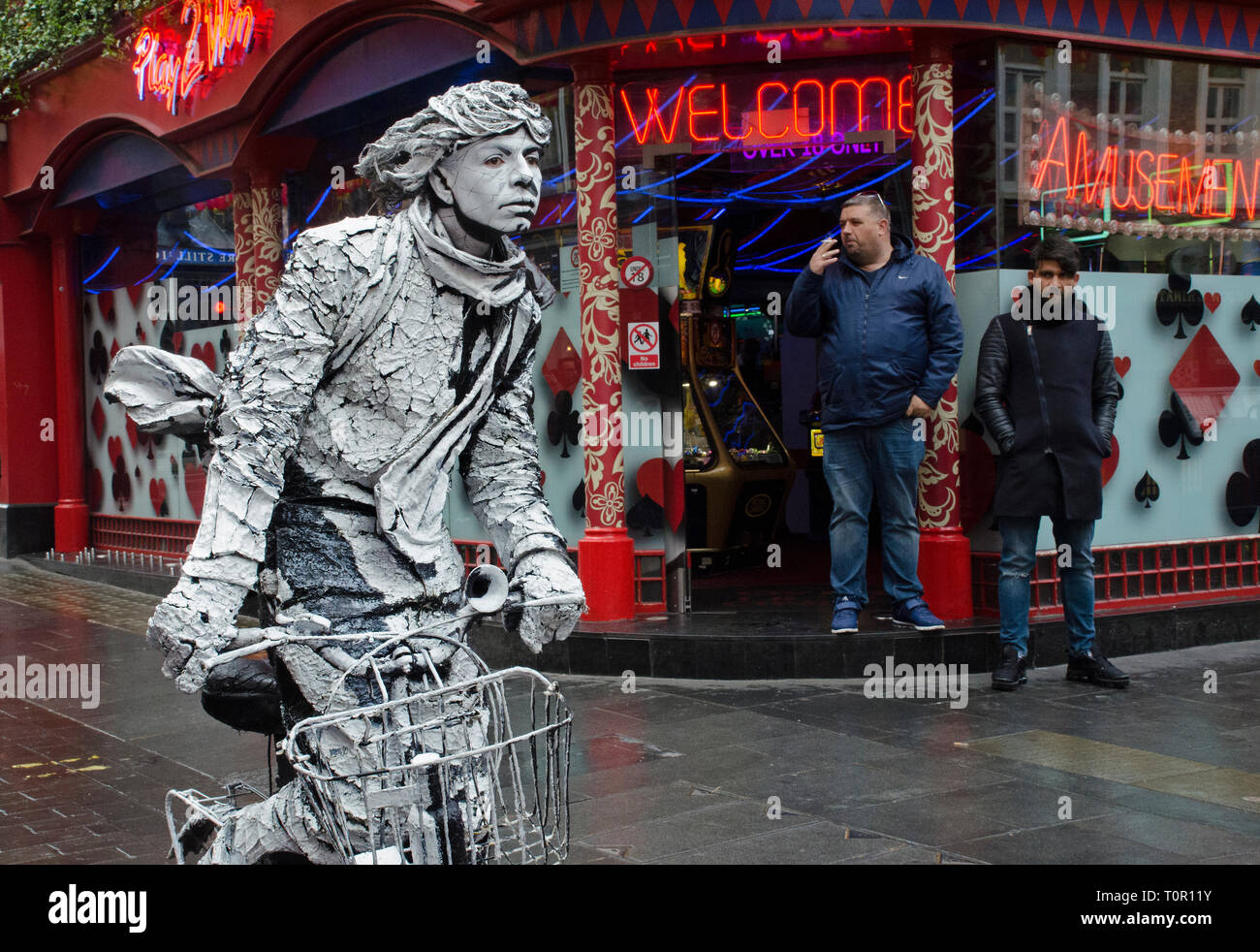 Living Statue Chinatown Stock Photo Alamy