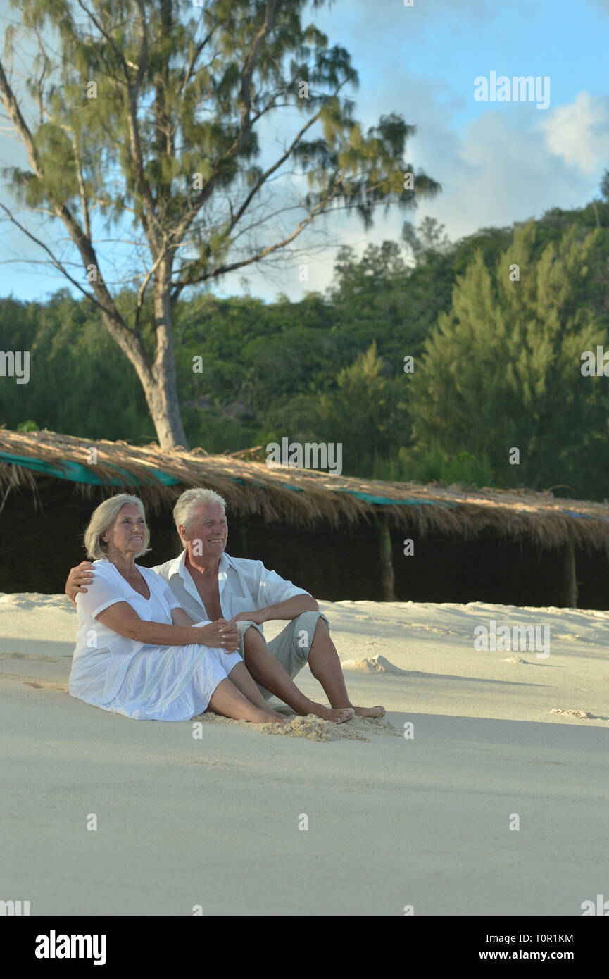 Elderly couple sitting on beach hi-res stock photography and images - Alamy