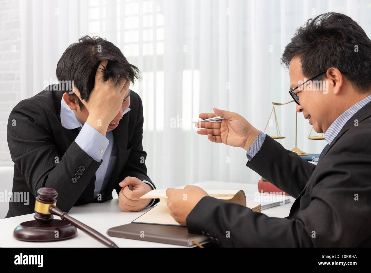 Lawyer legal advice hires stock photography and images Alamy