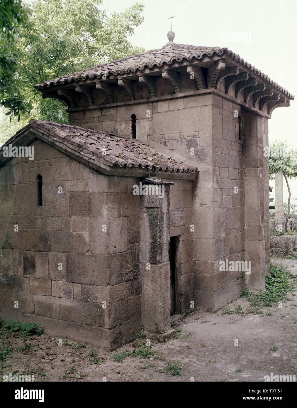 CAPILLA MOZARABE DE SAN MIGUEL DE CELANOVA SIGLO X. Location CAPILLA