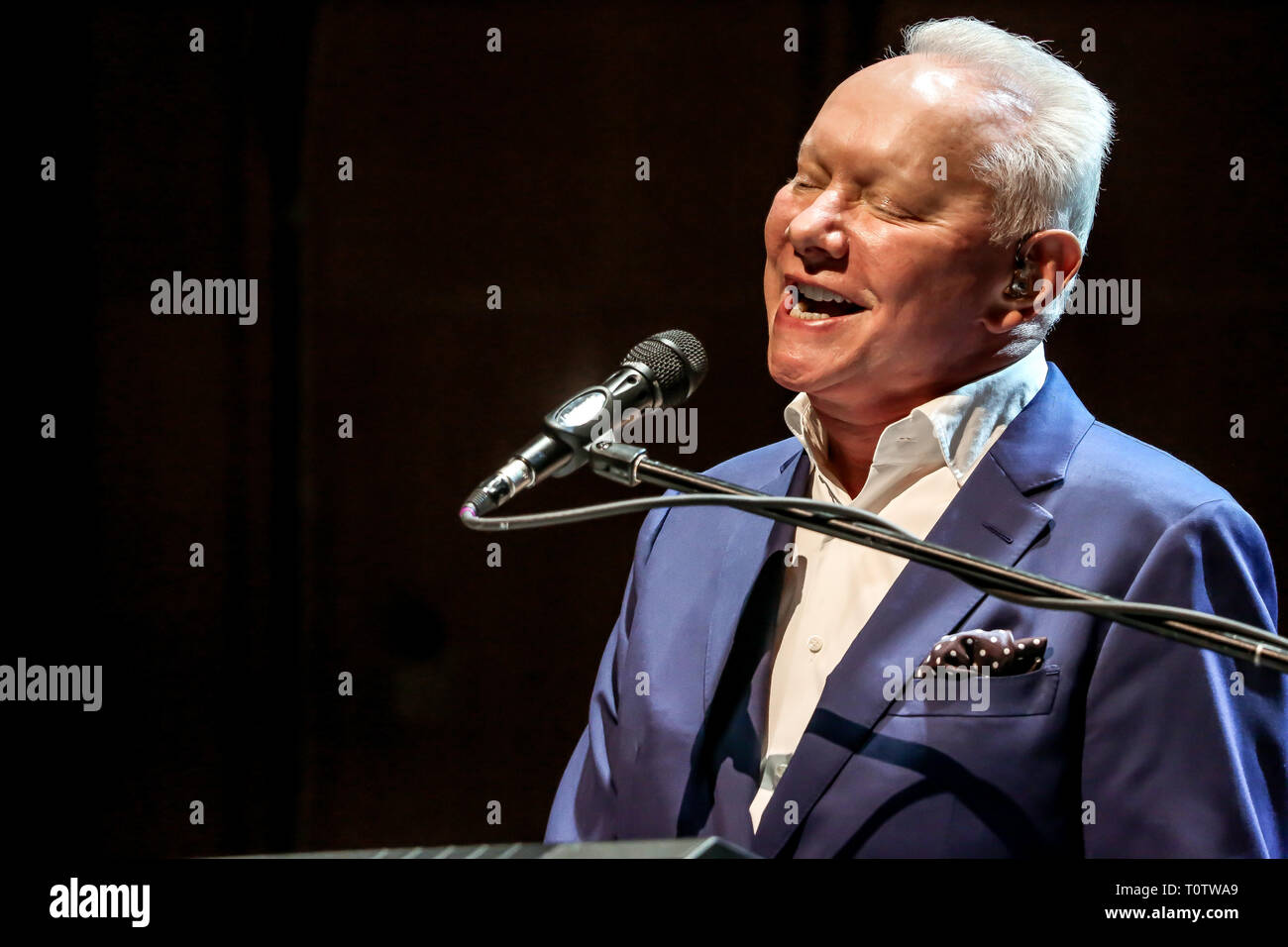 Back in Italy Joe Jackson, the eclectic English artist, for four dates in  the theaters of the main Italian cities. On the Four Decade Tour will he  retrace his 40-year career, from