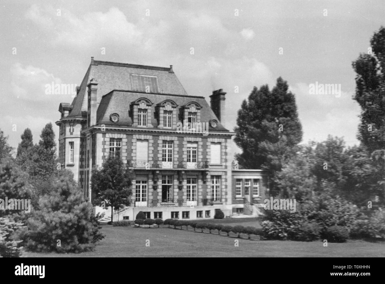 Second World War / WWII, communications zone, villa in Mouvaux, France, quarter of the 3rd Luftwaffe War Correspondent Company 3, exterior view, 1940, building, buildings, house, houses, German Air Force, war reporter, propaganda company, companies, propaganda corps, Wehrmacht, armed forces, 20th century, 1940s, second, 2nd, world war, world wars, communications zone, back area, rear echelon, villa, mansion, villas, mansions, quarter, quarters, historic, historical, Additional-Rights-Clearance-Info-Not-Available Stock Photo