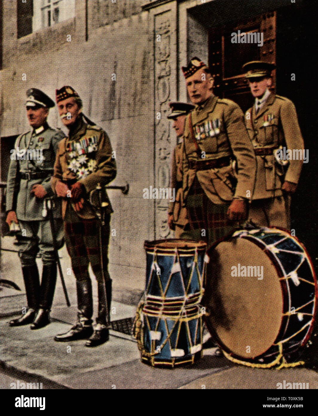 military, Great Britain, army, British general Ian Hamilton is receiving the drums of the Gordon Highlanders captured by the German 1914, Reichswehrministerium, Berlin, 5.2.1934, coloured photograph, cigarette card, series 'Die Nachkriegszeit', 1935, Bendlerblock, Scots, infantry, musician, musicians, soldiers, soldier, chivalrousness, chivalric, return, United Kingdom, Germany, German Reich, Third Reich, people, 20th century, 1930s, army, armies, general, generals, receiving, receive, capturing, capture, drum, drums, coloured, colored, post war , Additional-Rights-Clearance-Info-Not-Available Stock Photo