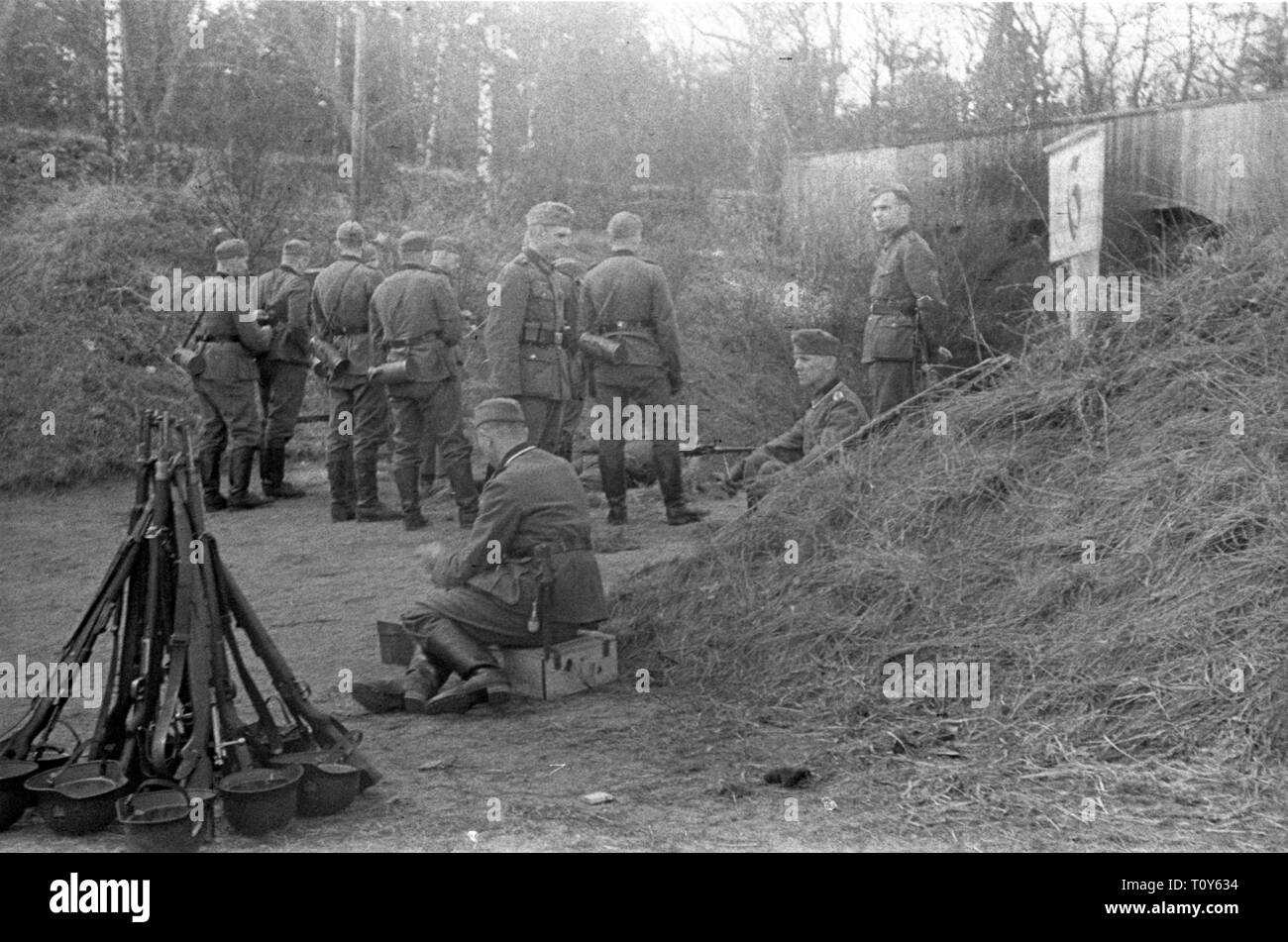 Wehrmacht Heer Schießausbildung am Schießstand mit Karabiner K98 und MG 34 - German Army Shooting training at the shooting range with carbine K98 and MG 34 Stock Photo